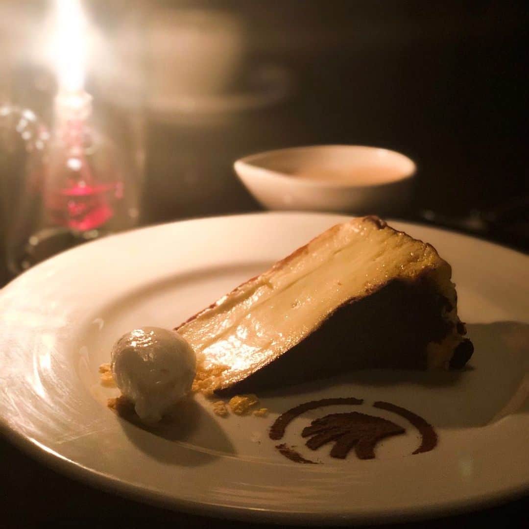The Barn by Odinのインスタグラム：「Basque Cheese Cake. . Our most popular desert. . #thebarn #Hokkaido #nisekorestaurant #nisekobar #niseko #hirafu #nisekodining #thebarnbyodin #nisekofood #nisekopowder #japow #snowboading #ski #nisekosnow #hokkaidosnowboarding #nisekobistro #photographyeveryday #basquecheesecake #desert #cheesecake」