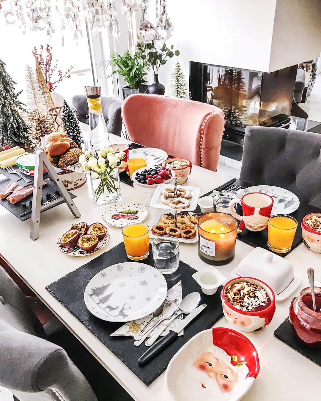 Anniのインスタグラム：「Brunch with friends is always a good idea ✨🎅🏻🎄💁🏻‍♀️🍞🍳+☕️ = ❤️ ——————————————————————————— • • • •  #blogger #inspiration #americanstyle #fashionblogger #food #essen #foodie #fashionblogger_de #blogger #inspo #girl #me #breakfast #breakfastideas #friends #frühstück #tumblr #pinterest」