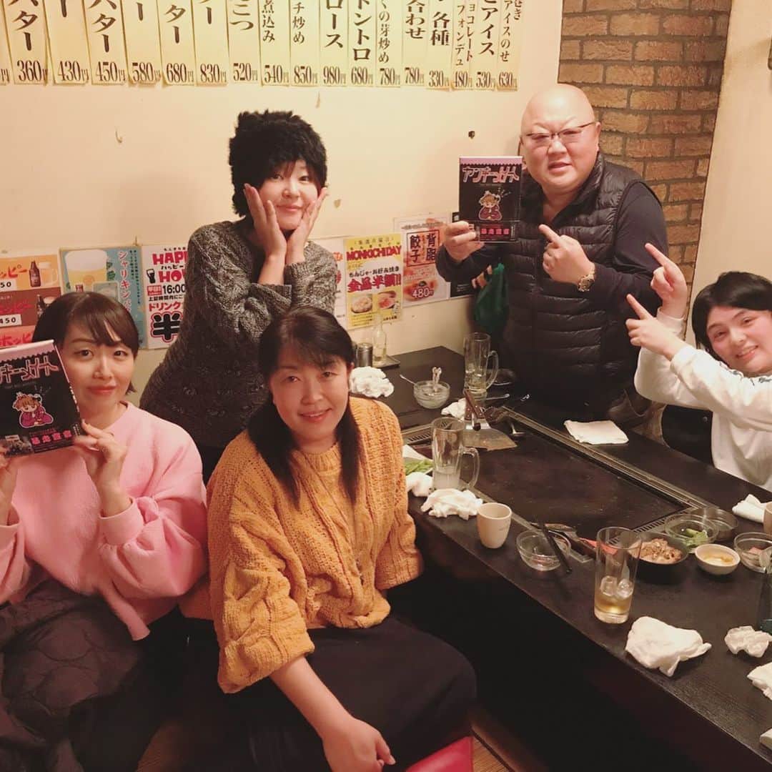 竹村真奈のインスタグラム：「ヤンキーメイトのプチ打ち上げ😷💜岩橋さんが焼いてくれるもんじゃ焼きが美味しくて美味しくて。愛が溢れてるお方で話がとびきり面白いです。修羅場くぐりすぎて、ものすごいもの知りです。この出会いに感謝です💜 . ヤンママという言葉を世に送り出した恵子さんは全裸監督が面白すぎてもったいなくて観られないといって、ずっと2話だけ見ずに残してる人。 . こういう方たちと喋ってるとほんとすごく楽しい。わたしはわたしで校了日で、とにかくへとへとに疲れてたのに、なんかずっと爆笑してて。疲れ忘れてた。 . #ヤンキーメイト　#ヤンキー #岩橋健一郎　#田村恵子 #ヤンママ　#暴走族　#レディース」