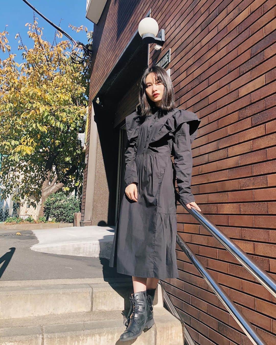 福岡聖菜さんのインスタグラム写真 - (福岡聖菜Instagram)「かっこよく。  憧れの　@emisuzuki_official さん デザインのワンピース。 特別な時に着たいなって思いから なかなか着られてなくてこの間 家族とのお出かけで卸したんだ。  フワッとしたシルエットと 黒のスッキリさのバランスが大好き。 大切にしたい1着がまた増えたなぁ  階段下るのが大好きなので 1枚目と2枚目の動画のギャップをどうぞ☺️ * * * *  #amazon #amazondropshipping #鈴木えみ #黒コーデ #黒ワンピース #街角スナップ #階段ダッシュ」12月4日 23時28分 - seina___ff