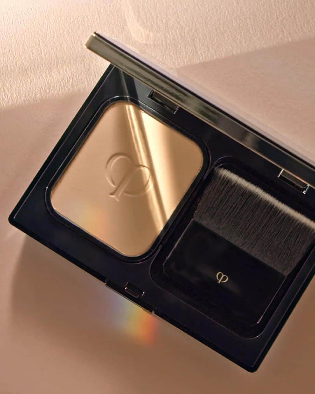Clé de Peau Beauté Officialさんのインスタグラム写真 - (Clé de Peau Beauté OfficialInstagram)「The #RadiantPowderFoundation glides on smoothly, clings perfectly to #skin, and provides a fine-textured silky finish.」12月4日 23時29分 - cledepeaubeaute