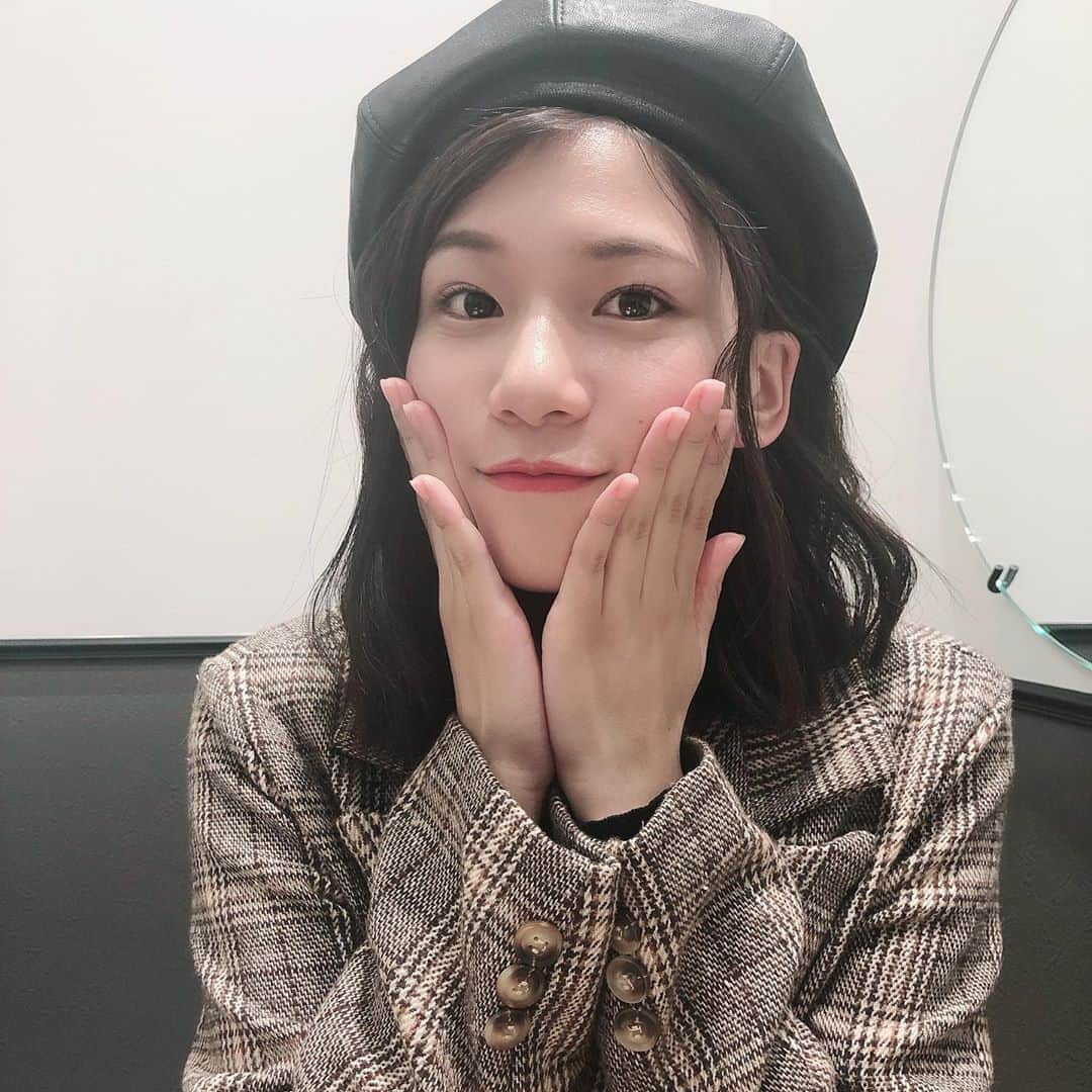 橘ひなたのインスタグラム：「💭🙊 * * 昨日のバラエティ特番の収録、SHOWROOM配信を見てくださった方！ ありがとうございました💭😋❤ * * 私は"山元町"の『マルタのきぶどうジュース』を販売しました！！いっぱい紹介したいものがあったんですが、悩みに悩んでこのジュースを選んだよ〜っ🍇❤ * * 私自身亘理郡山元町の方にもご縁があったので、是非おすすめしたい！って思ったんだよねえ〜！実は山元町は、きぶどうジュースの他にもはらこ飯やいちごも凄く有名で…このきぶどうジュースの他にも宮城の有名ないちごの品種を使った『ストロベリーピュア』って商品もあるんだよ！！いちご好きだから…そっちも飲みたかったなあ〜！！ * * * 初めてのバラエティで緊張し過ぎちゃって、色々宮城トークが出来なかったのが悔しかったけど…この投稿で少しでもみんなが興味持って、飲んでくれたら嬉しいなあ〜って💭🍓 * * 画面の向こうにいるみんなに伝えるのって本当に難しかった。。でももっとしっかり宮城の良さを伝えたいって心から思ったから、これからいっぱい勉強して、また宮城のお仕事に携われたら嬉しいなあ🥺❤ * * * 放送は、1月2日の深夜！KHB東日本放送にて！ 宮城の方は是非見てくださいっ🙋🏻‍♀️💭 * * * #SHOWROOM #仮想ライブ空間 #カミナリ さん #高橋あゆみ さん #楠ひなた #穂木の香 さん #欅坂46 #石森虹花 さん #宮城県 #山元町 #マルタのきぶどうジュース #❤」