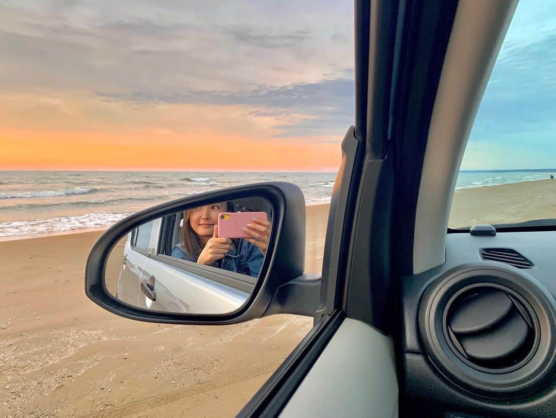 美優さんのインスタグラム写真 - (美優Instagram)「私がCMに出演しているスカイレンタカーでレンタカーして旅行してきたよ😄 ・ 砂浜まで車で入れる千里浜なぎさロードウェイ☀️ たまたま行った時間がサンセットの時間でとっても綺麗だったよ☺️ ， ・ #千里浜なぎさドライブウェイ  #スカイレンタカー　#石川旅行　#サンセットビーチ」12月4日 23時36分 - miyu11_20