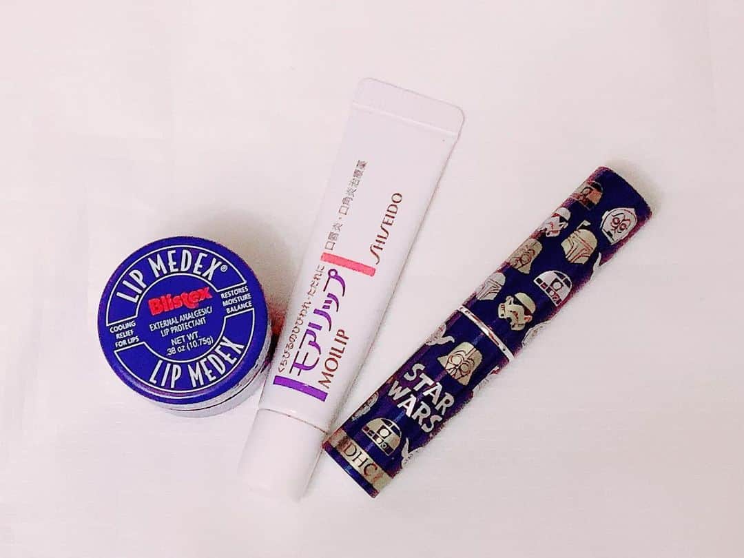 のインスタグラム：「冬はリップ3つ持ち歩いてます。 リュックのミニポケットに #blistex ポーチに #資生堂 のモアリップ コートのポケットに #dhcリップ を入れてます。  資生堂のモアリップは男女問わず使えるのでオススメ！！保湿効果、抜群です。」