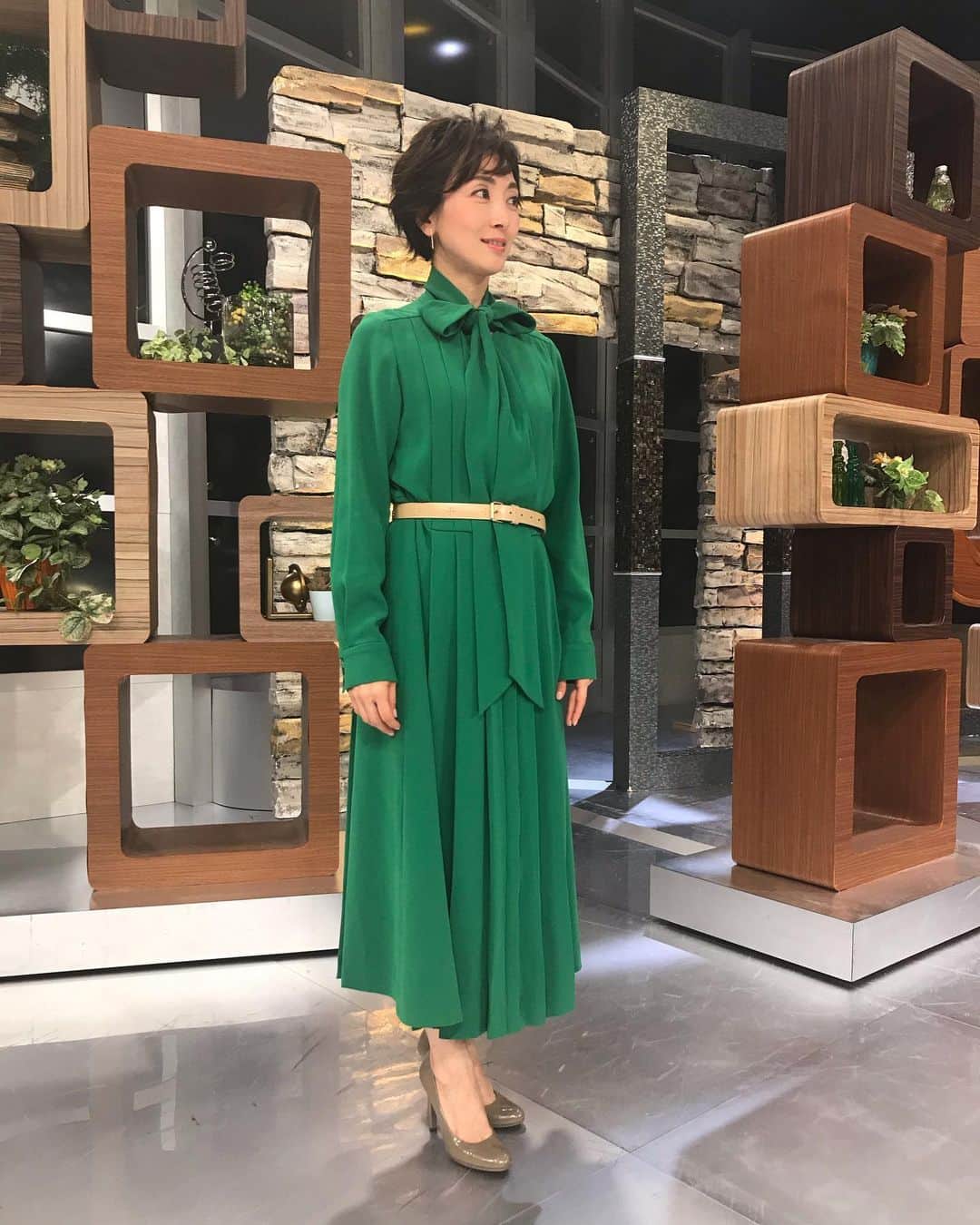 のインスタグラム：「Christmas treeになりました！ Greeeeen! #greendress #adelly」