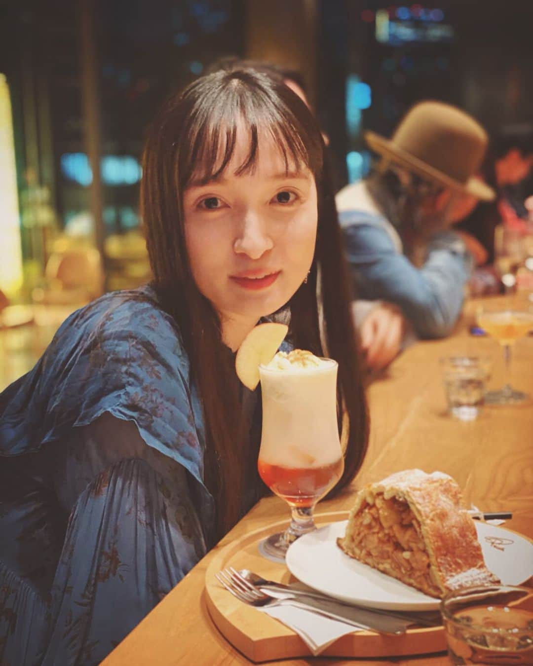 奥村佳恵さんのインスタグラム写真 - (奥村佳恵Instagram)「🍎🍰🎄❤️ #Apfelstrudel #Applestrudel #Applecider #appleciderfloat」12月4日 23時48分 - okumura_kae