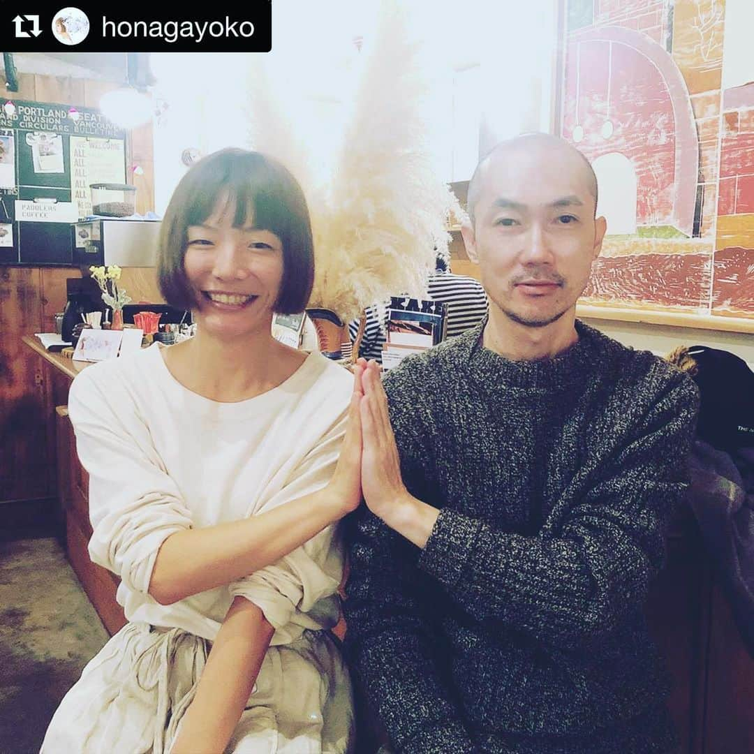 エドツワキさんのインスタグラム写真 - (エドツワキInstagram)「ホナちゃんに振り付けられました。 #Repost @honagayoko with @get_repost ・・・ 【展示&パフォーマンス開催中！】今日はイラストレーターのEdさん  @ed_senior_boy が遊びにきて下さいましたー！本業の方に見ていただいて、恐縮しつつも光栄で嬉しかったです...！﻿ 思い返せば一緒にライブペインティング&ダンスのパフォーマンスしたのがもう5年前だとは！﻿ それにしても相変わらずの男前でした...！﻿ 一緒に分身ポージングして貰っちゃいました！﻿ Edさんありがとうございました〜！！﻿ ﻿ ホナガヨウコの振付イラスト展 『分身』 ﻿ 日程 | 2019年12月3日（火）−12月8日（日） ﻿ 7：30−18：00﻿ ﻿ 会場 | PADDLERS COFFEE（パドラーズコーヒー） @paddlerscoffee﻿ ﻿ 東京都渋谷区西原2丁目26-5﻿ TEL 03-5738-7281 ﻿ OPEN 7：30-18：00 月曜定休 ﻿ ﻿ 京王新線「幡ヶ谷駅」より徒歩4分 ﻿ 小田急線・千代田線「代々木上原駅」より徒歩8分 ﻿ ﻿ #ホナガヨウコ　#エドツワキ﻿ #イラスト　#展示﻿ #paddlerscoffee ﻿ #分身」12月4日 23時53分 - ed_tsuwaki