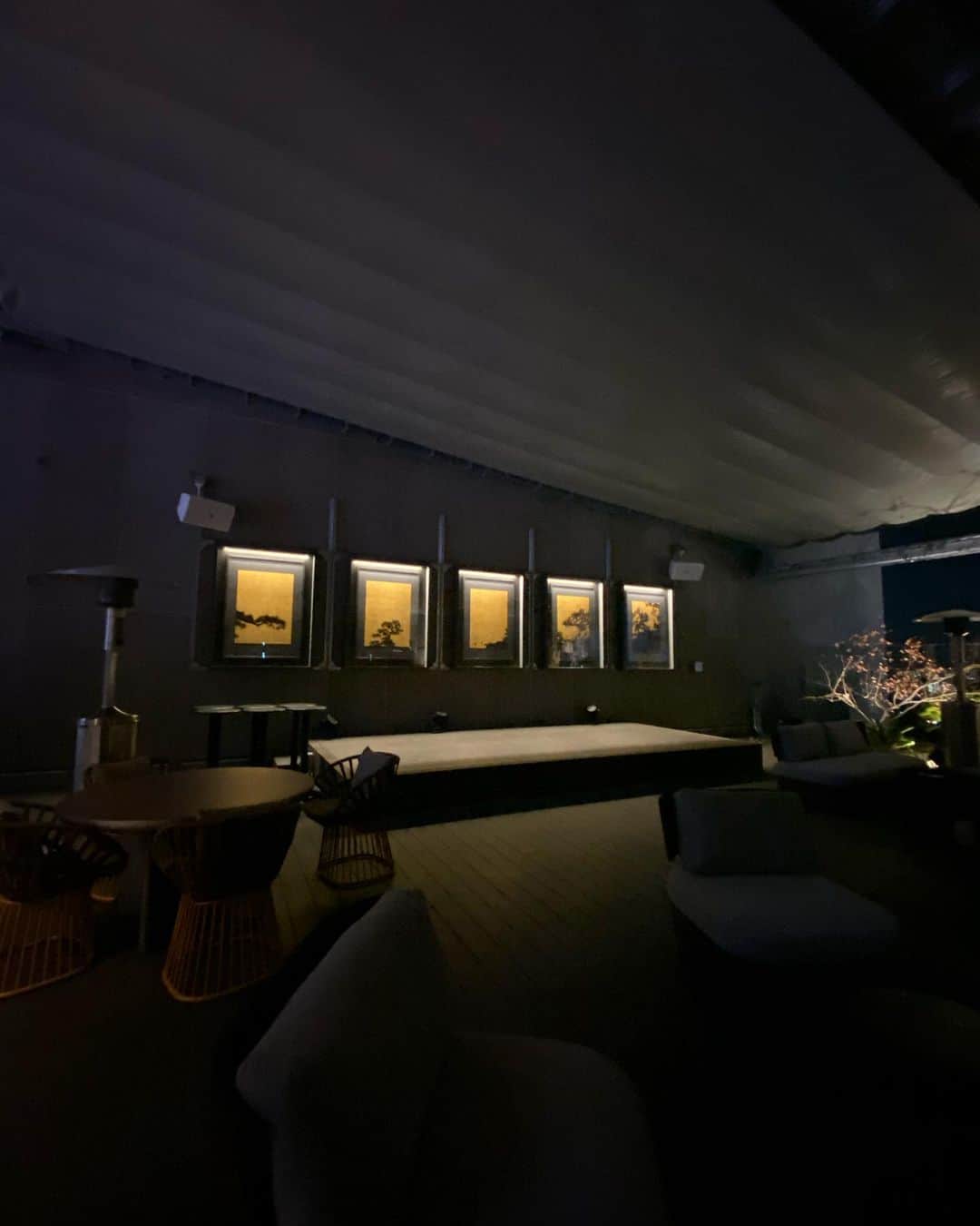 川上俊のインスタグラム：「art work for rooftop lounge space at new Tokyu Plaza Shibuya Fukuras. (CE LA VI RESTAURANT＆SKY BAR) - 新しく開業する「東急プラザ渋谷」のルーフトップである17階・18階に「CE LA VI（セラヴィ）東京」がオープン。セラヴィはシンガポールのシンボリックな存在である「Marina Bay Sands（マリーナベイ・サンズ）」の57階や、香港、フランスのサントロペ、台北、クアラルンプール、ドバイなどで展開している総合エンターテイメントレストラン。  その18Fルーフトップラウンジにアート作品を制作／納品させてもらいました。  屋根はありますが、屋外ということで額装した作品をプロテクトしてもうために包み込むように頑丈ななボックスを用意してもらい常設されています。  レストラン利用しないと入れないスペースですなので、少し寒いですがルーフトップでの時間と共に作品も楽しんで頂けると幸いです。」