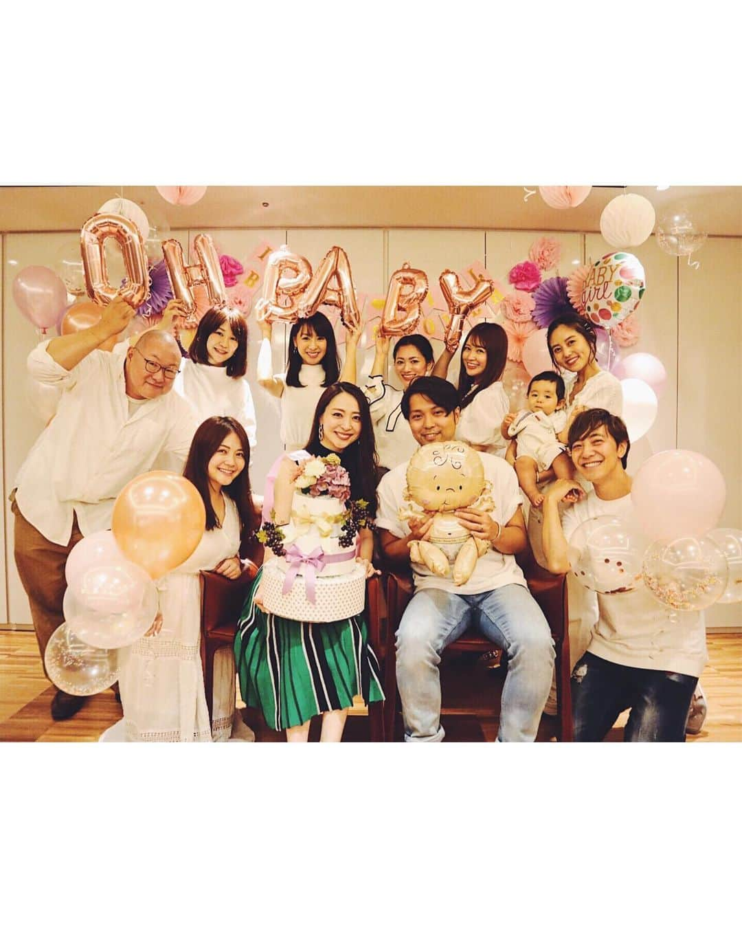 佐倉真衣さんのインスタグラム写真 - (佐倉真衣Instagram)「💗なおちゃん夫妻のBABY♡SHOWER💗 . ちょっと前にみんなで集まって決行したサプライズは大成功😉 新しく生まれてくる命をお祝いするのって最高に幸せな時間！ いつものメンバーにもうすぐかわい子ちゃんが加わると思うと、楽しみで楽しみで仕方がありません。 . なおちゃんはいつもハッピーガールだから、きっとお腹の子もハッピーベビーなはず👶🏻 ポンッと出てくると思う！ 安産安産🙏✨ . みんなで飾り付けしてる時間も楽しかったな。 おむつケーキは巻き巻きは手伝ってもらってあとは私が勝手に作りました😝🍇 なかなか可愛いでしょ？ . #babyshower #babygirl #happy #baby #congratulations #friends #ベビーシャワー #おめでとう #頑張ってね🤰」12月4日 23時57分 - maitanaka20