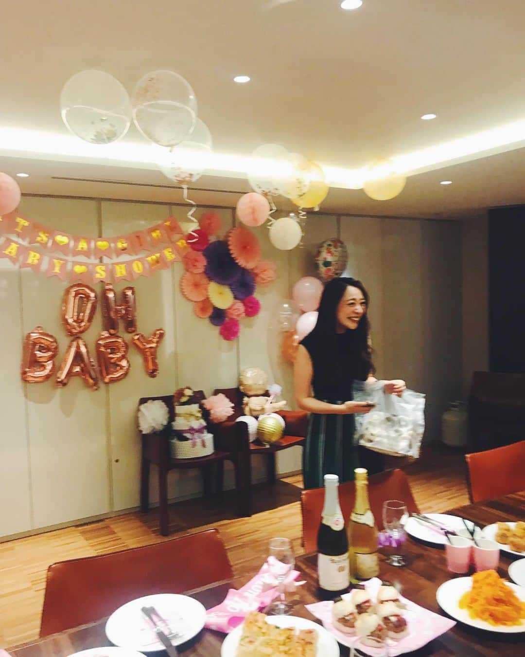 佐倉真衣さんのインスタグラム写真 - (佐倉真衣Instagram)「💗なおちゃん夫妻のBABY♡SHOWER💗 . ちょっと前にみんなで集まって決行したサプライズは大成功😉 新しく生まれてくる命をお祝いするのって最高に幸せな時間！ いつものメンバーにもうすぐかわい子ちゃんが加わると思うと、楽しみで楽しみで仕方がありません。 . なおちゃんはいつもハッピーガールだから、きっとお腹の子もハッピーベビーなはず👶🏻 ポンッと出てくると思う！ 安産安産🙏✨ . みんなで飾り付けしてる時間も楽しかったな。 おむつケーキは巻き巻きは手伝ってもらってあとは私が勝手に作りました😝🍇 なかなか可愛いでしょ？ . #babyshower #babygirl #happy #baby #congratulations #friends #ベビーシャワー #おめでとう #頑張ってね🤰」12月4日 23時57分 - maitanaka20