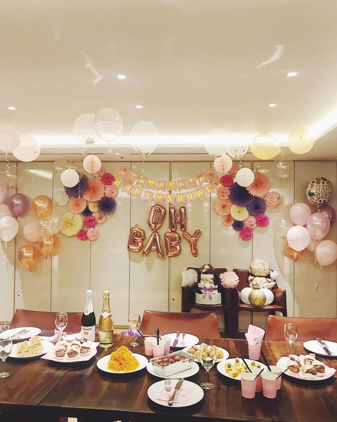 佐倉真衣さんのインスタグラム写真 - (佐倉真衣Instagram)「💗なおちゃん夫妻のBABY♡SHOWER💗 . ちょっと前にみんなで集まって決行したサプライズは大成功😉 新しく生まれてくる命をお祝いするのって最高に幸せな時間！ いつものメンバーにもうすぐかわい子ちゃんが加わると思うと、楽しみで楽しみで仕方がありません。 . なおちゃんはいつもハッピーガールだから、きっとお腹の子もハッピーベビーなはず👶🏻 ポンッと出てくると思う！ 安産安産🙏✨ . みんなで飾り付けしてる時間も楽しかったな。 おむつケーキは巻き巻きは手伝ってもらってあとは私が勝手に作りました😝🍇 なかなか可愛いでしょ？ . #babyshower #babygirl #happy #baby #congratulations #friends #ベビーシャワー #おめでとう #頑張ってね🤰」12月4日 23時57分 - maitanaka20