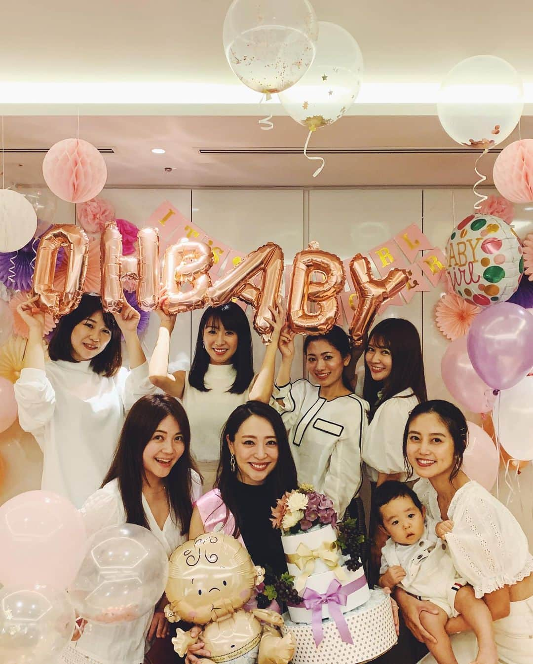 佐倉真衣さんのインスタグラム写真 - (佐倉真衣Instagram)「💗なおちゃん夫妻のBABY♡SHOWER💗 . ちょっと前にみんなで集まって決行したサプライズは大成功😉 新しく生まれてくる命をお祝いするのって最高に幸せな時間！ いつものメンバーにもうすぐかわい子ちゃんが加わると思うと、楽しみで楽しみで仕方がありません。 . なおちゃんはいつもハッピーガールだから、きっとお腹の子もハッピーベビーなはず👶🏻 ポンッと出てくると思う！ 安産安産🙏✨ . みんなで飾り付けしてる時間も楽しかったな。 おむつケーキは巻き巻きは手伝ってもらってあとは私が勝手に作りました😝🍇 なかなか可愛いでしょ？ . #babyshower #babygirl #happy #baby #congratulations #friends #ベビーシャワー #おめでとう #頑張ってね🤰」12月4日 23時57分 - maitanaka20