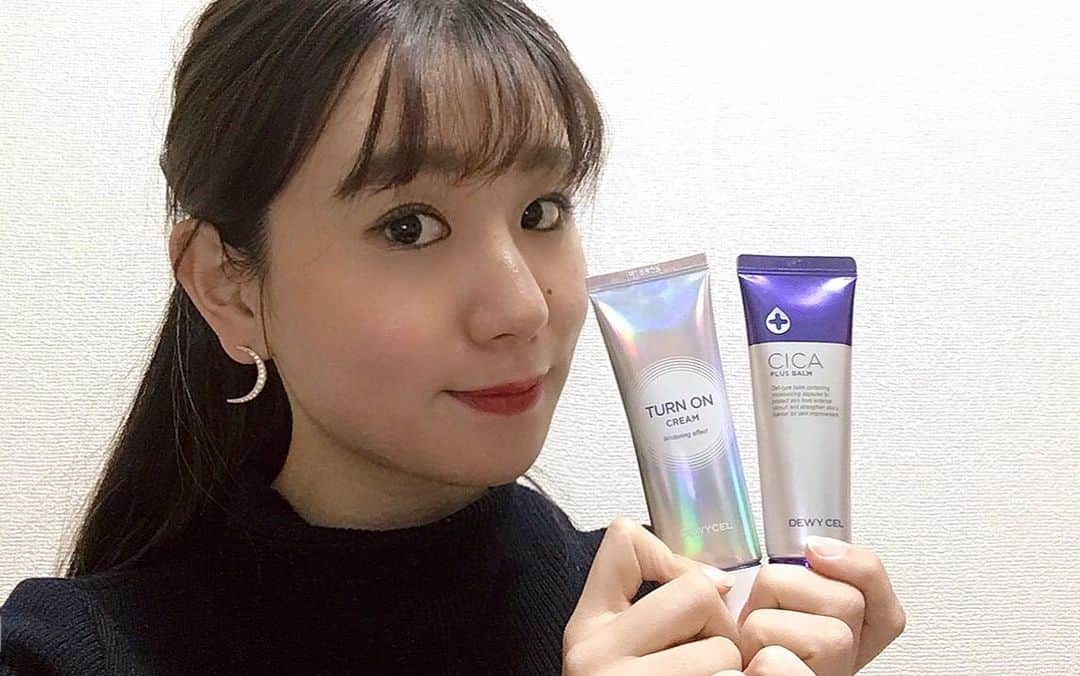荒木悠衣のインスタグラム：「- 今回はDEWYCELさんに頂いたCICA BALMとTURN ON CREAMをご紹介します！ - まずはシカバーム✨ シカクリームは肌再生に効果的で、最近流行ってますよね！ こちらのクリームはシカバームの中に小さなカプセルが入っていてより高密度の栄養を肌に届けられるんです♪ 夜に塗って寝れば朝には化粧ノリ抜群です👏 - 次にターンオンクリーム！ こちらは私は朝に使っています♪薄く塗るだけでもトーンアップしてくれるので肌トーンを自然に上げるのにぴったりです👌 (ちなみにこちらは顔だけではなく、腕や足にも使えるみたいです🥺) - この二つもAmazonで購入できるので是非手に取ってみてください💐💐 #dewycel #デュイセル #dewyholic #preciousvaluabledewycel #シカクリーム #再生クリーム #トーンアップクリーム」