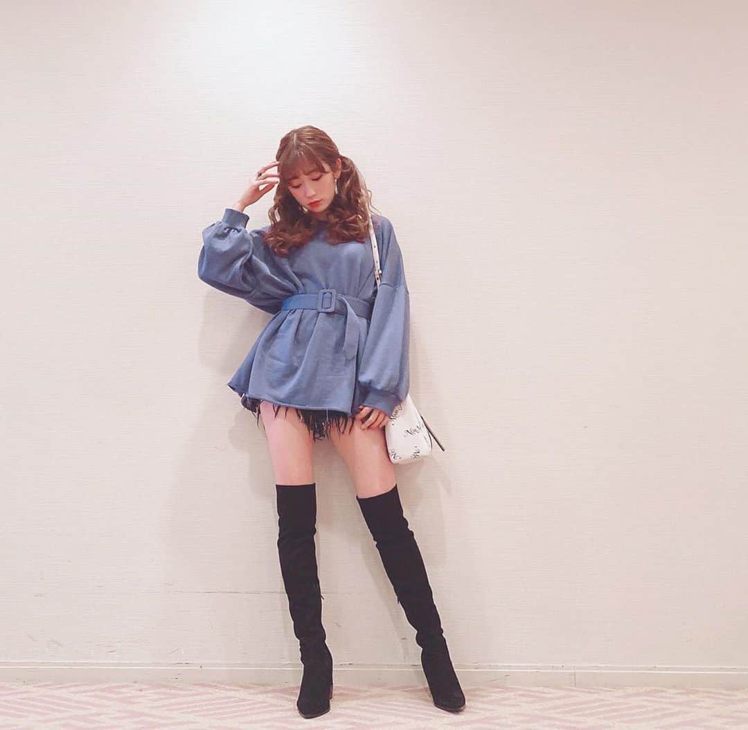 吉田朱里さんのインスタグラム写真 - (吉田朱里Instagram)「新作の ダスティブルーのトップス💙 . ベルトつけてもつけなくても可愛いから色んな着こなししてみてね✌🏻 . 私はニーハイブーツと 合わせるの好きーー❤️ . #fashion #amiuuwink #あみゅこーで」12月5日 0時09分 - _yoshida_akari