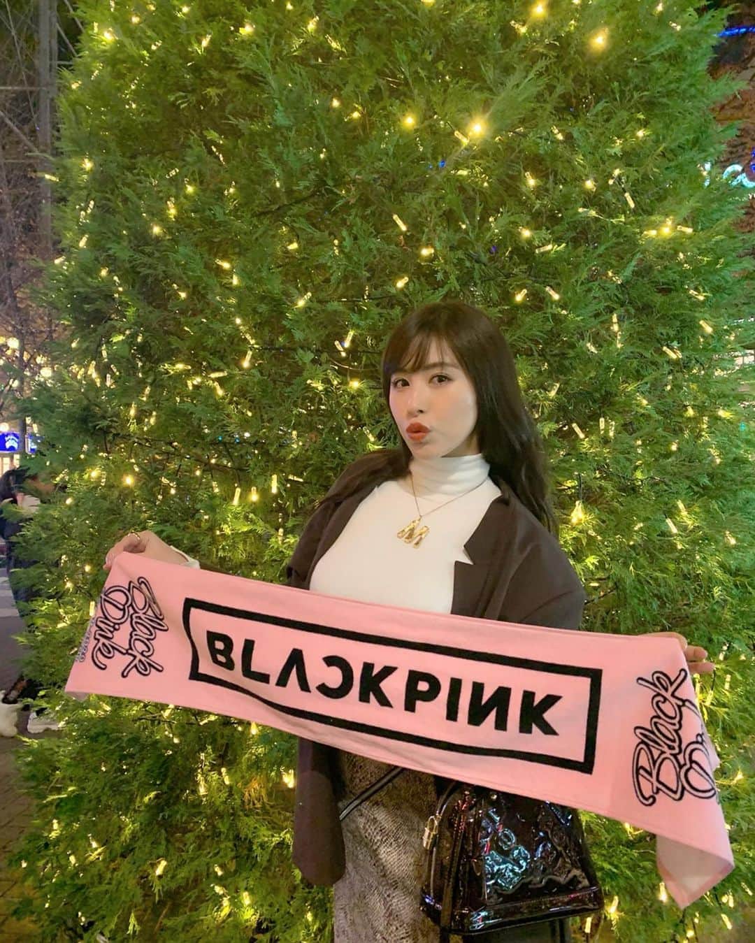 宮下舞花さんのインスタグラム写真 - (宮下舞花Instagram)「#BLACKPINK  東京ドームのライブへ行ってきました👍💓🖤 . . はぁ🥺なんて可愛くてセクシーでかっこいいんだろう！輝かしいステージの裏には長年の努力が詰まってると思ったらいっぱい泣けてきた。輝くには絶対に努力が必要で、パワーを沢山もらった日😢💓👏 . . 一人一人がそれぞれ本当に魅力的！ 舞花はジェニちゃんがすき😌 . . #ブラックピンク#BLACKPINK#ブルピン#ブルピングッズ#blackpinkjennie#blackpinkforever#東京ドーム#Worldtour#japanesegirl#love#pink#マフラータオル#あーしあわせ#블핑」12月5日 0時03分 - maikamaimaika