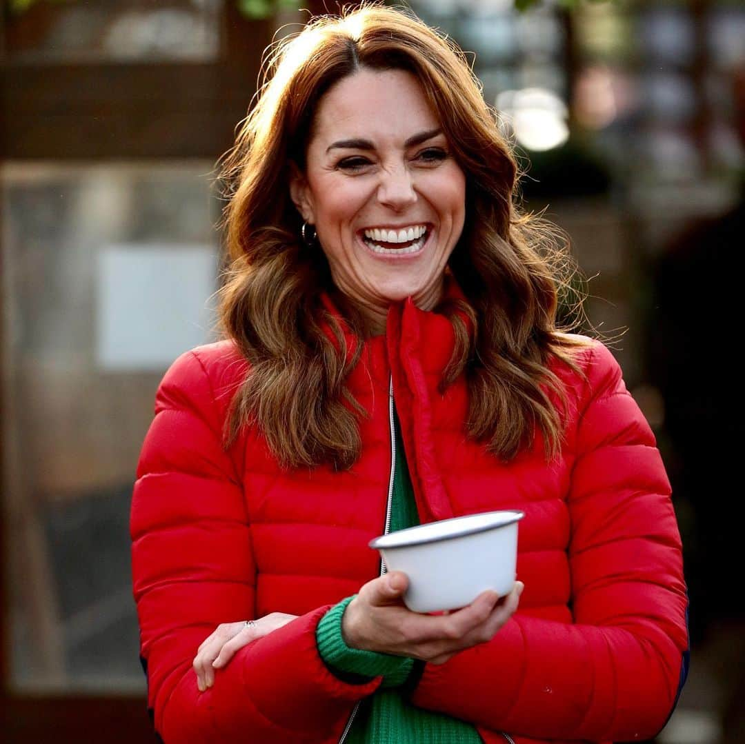 ロイヤル・ファミリーさんのインスタグラム写真 - (ロイヤル・ファミリーInstagram)「🎅🏽🦌🌲 The Duchess of Cambridge joined children supported by @family_action as they picked Christmas trees at Peterley Manor Farm in Buckinghamshire.  Her Majesty The Queen has passed the patronage to The Duchess having held the role for over 65 years.  The charity was founded in 1869 to help families in difficulty by giving them practical help and support.  Today, Her Royal Highness stepped into the ‘Elves Enchanted Forest’ to make Christmas decorations, prepare food for the reindeers and post letters to Father Christmas.  Family Action continues to work directly with vulnerable or disadvantaged children and families through both local and national services. The charity’s services include perinatal mental health services, counselling and therapeutic support and the mentoring of children, young people and adults.」12月5日 0時04分 - theroyalfamily