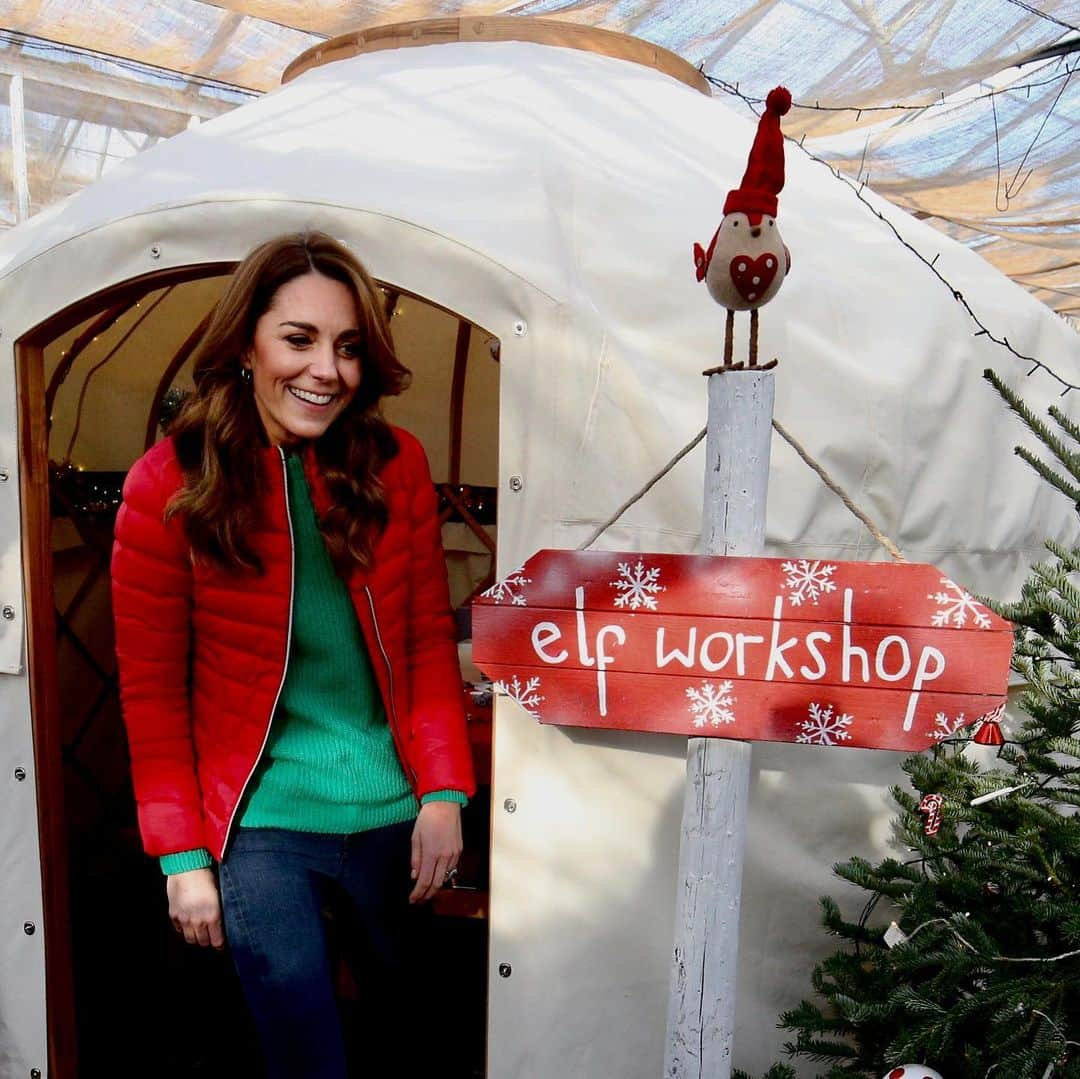 ロイヤル・ファミリーさんのインスタグラム写真 - (ロイヤル・ファミリーInstagram)「🎅🏽🦌🌲 The Duchess of Cambridge joined children supported by @family_action as they picked Christmas trees at Peterley Manor Farm in Buckinghamshire.  Her Majesty The Queen has passed the patronage to The Duchess having held the role for over 65 years.  The charity was founded in 1869 to help families in difficulty by giving them practical help and support.  Today, Her Royal Highness stepped into the ‘Elves Enchanted Forest’ to make Christmas decorations, prepare food for the reindeers and post letters to Father Christmas.  Family Action continues to work directly with vulnerable or disadvantaged children and families through both local and national services. The charity’s services include perinatal mental health services, counselling and therapeutic support and the mentoring of children, young people and adults.」12月5日 0時04分 - theroyalfamily