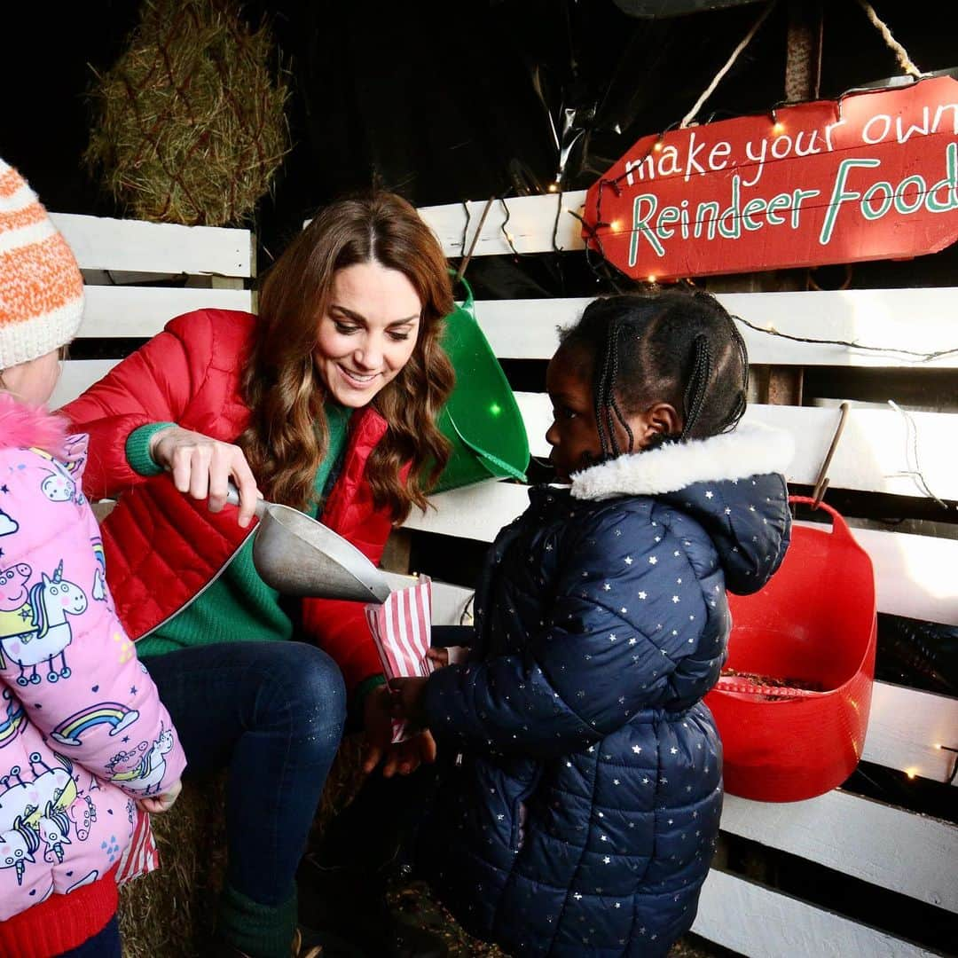 ロイヤル・ファミリーさんのインスタグラム写真 - (ロイヤル・ファミリーInstagram)「🎅🏽🦌🌲 The Duchess of Cambridge joined children supported by @family_action as they picked Christmas trees at Peterley Manor Farm in Buckinghamshire.  Her Majesty The Queen has passed the patronage to The Duchess having held the role for over 65 years.  The charity was founded in 1869 to help families in difficulty by giving them practical help and support.  Today, Her Royal Highness stepped into the ‘Elves Enchanted Forest’ to make Christmas decorations, prepare food for the reindeers and post letters to Father Christmas.  Family Action continues to work directly with vulnerable or disadvantaged children and families through both local and national services. The charity’s services include perinatal mental health services, counselling and therapeutic support and the mentoring of children, young people and adults.」12月5日 0時04分 - theroyalfamily