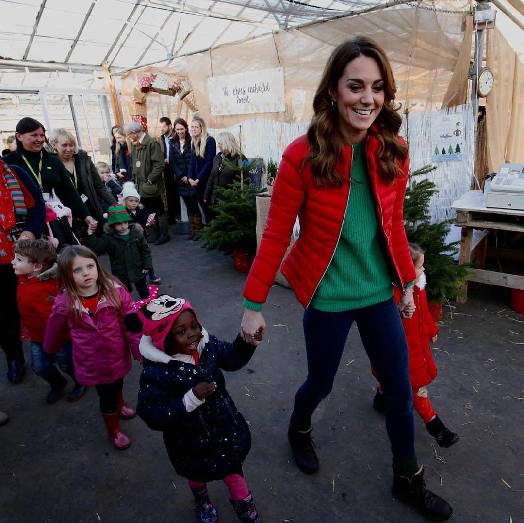 ロイヤル・ファミリーさんのインスタグラム写真 - (ロイヤル・ファミリーInstagram)「🎅🏽🦌🌲 The Duchess of Cambridge joined children supported by @family_action as they picked Christmas trees at Peterley Manor Farm in Buckinghamshire.  Her Majesty The Queen has passed the patronage to The Duchess having held the role for over 65 years.  The charity was founded in 1869 to help families in difficulty by giving them practical help and support.  Today, Her Royal Highness stepped into the ‘Elves Enchanted Forest’ to make Christmas decorations, prepare food for the reindeers and post letters to Father Christmas.  Family Action continues to work directly with vulnerable or disadvantaged children and families through both local and national services. The charity’s services include perinatal mental health services, counselling and therapeutic support and the mentoring of children, young people and adults.」12月5日 0時04分 - theroyalfamily