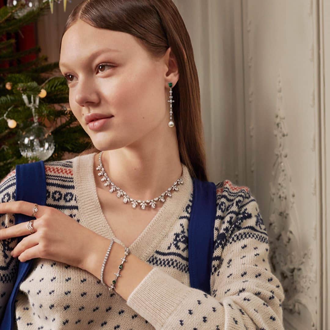 SWAROVSKIさんのインスタグラム写真 - (SWAROVSKIInstagram)「Are you heading to an ugly sweater party? Put a brilliant twist on yours with Swarovski sparkle. #SparkDelight」12月5日 0時04分 - swarovski