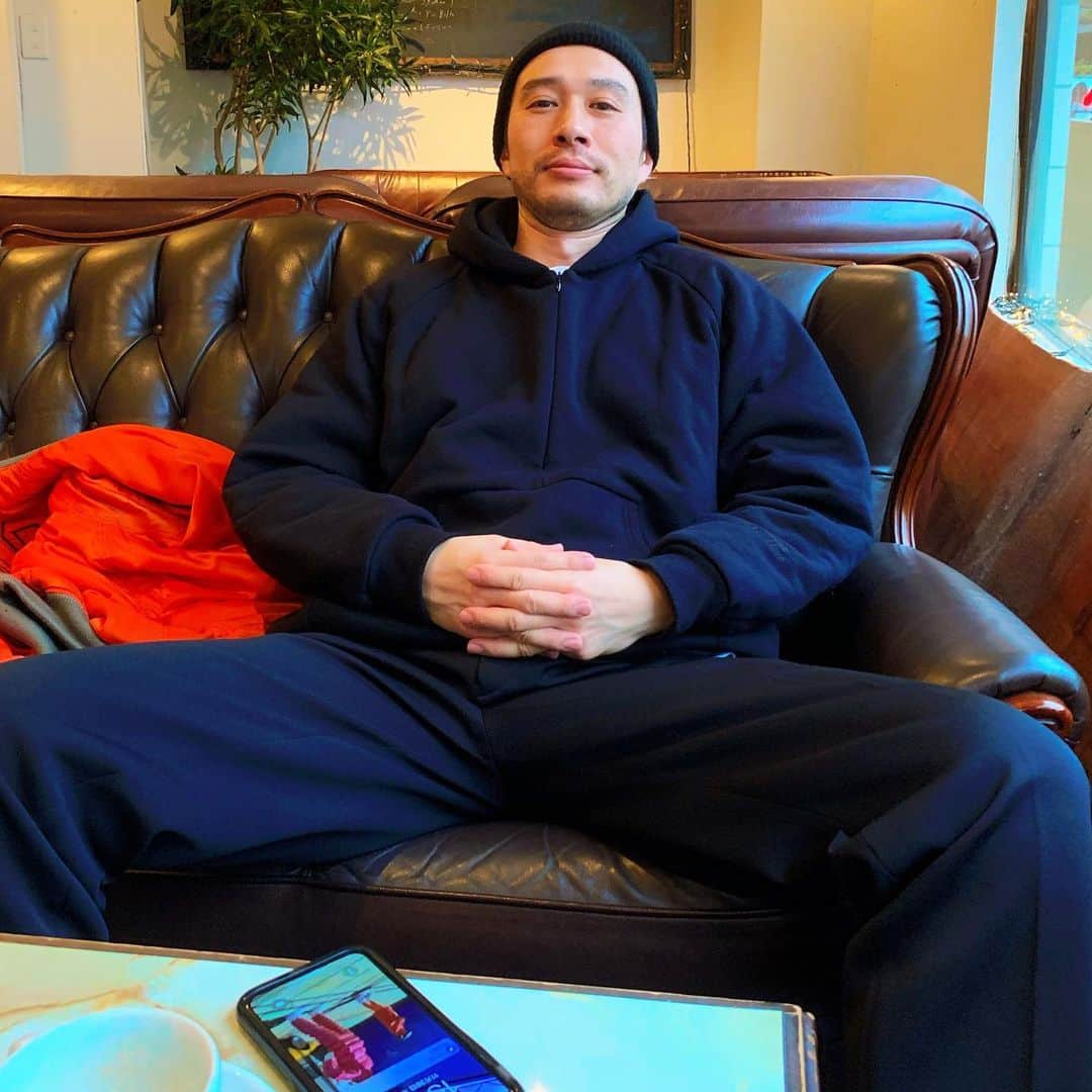 DJ DARUMAのインスタグラム：「先日B-BOY Sculpture(彫刻家)タクと 久々にゆっくり話した。しばらく海外との往復で 作品を創っていて益々アートに対する理論や考え方が 面白くなってた。 あの誰もが知る世界のビッグアーティストが作品を 買っていった話しや、ヨーロッパでの木彫の捉えられ方、 新しい彼の版画作品のコンセプトが超興味深い！ まだまだいけ〜💥👊🏻」