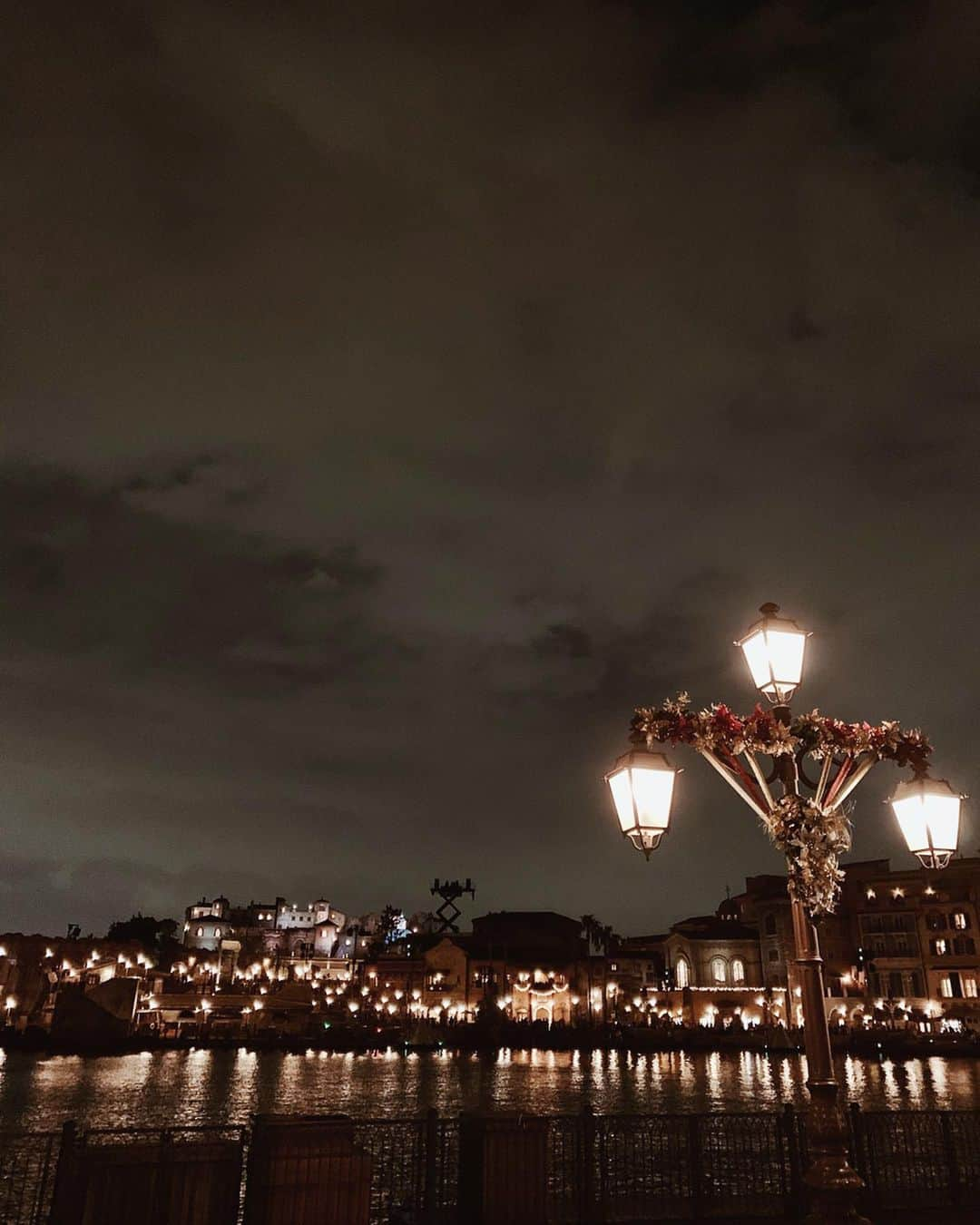 舞雛かのんさんのインスタグラム写真 - (舞雛かのんInstagram)「christmas disneysea🎄 可愛かったなぁ...‪‪❤︎‬. . 3枚目のデイジーがドナルドに 甘えてるのがとっても可愛くて、 キュンキュンしちゃったっ‪‪❤︎‬. . #christmasdisney #disneysea  #ドナルドデイジー可愛い」12月5日 0時15分 - mizho_601