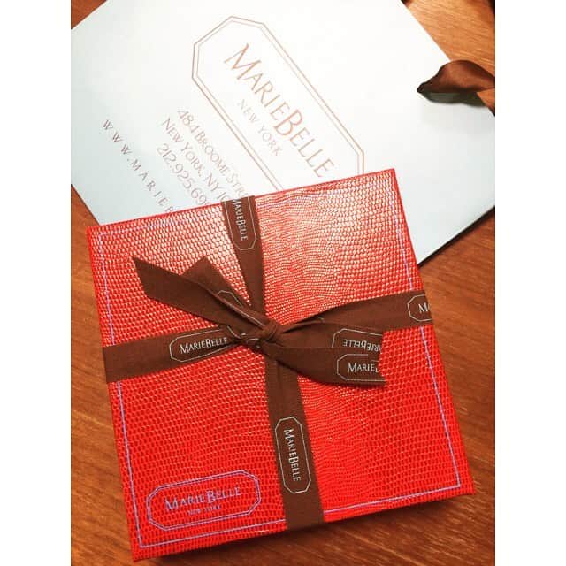 勝恵子さんのインスタグラム写真 - (勝恵子Instagram)「今日3年ぶりくらいに会えた、いや？4.5年ぶり？ NYで仕事をするmarikoさんからいただいた、素敵〜❣️な、チョコレート。 箱を開けると、更にテンション上がる♪ #mariebelle #mariebellenewyork  #chocolates」12月5日 0時29分 - keiko.katsu