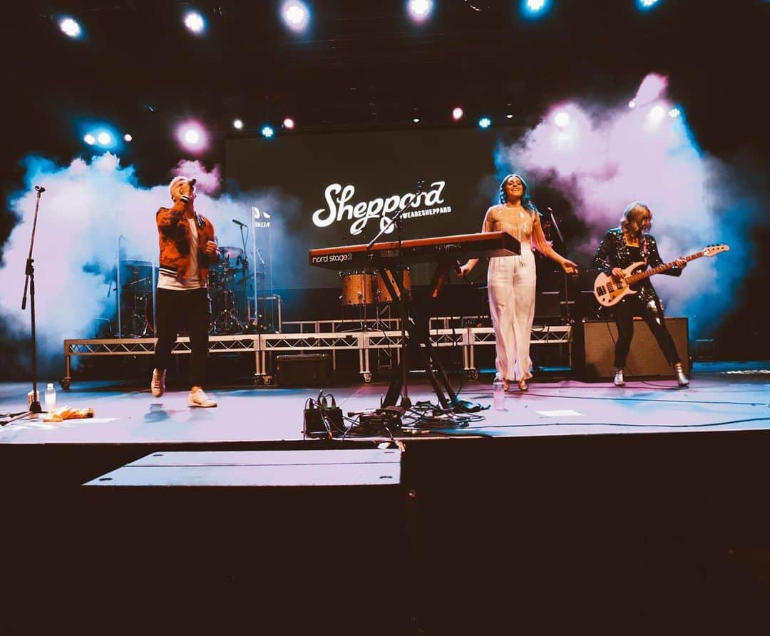 シェパードのインスタグラム：「Still not over the weekend! Thank you for singing our song Perth ✨」