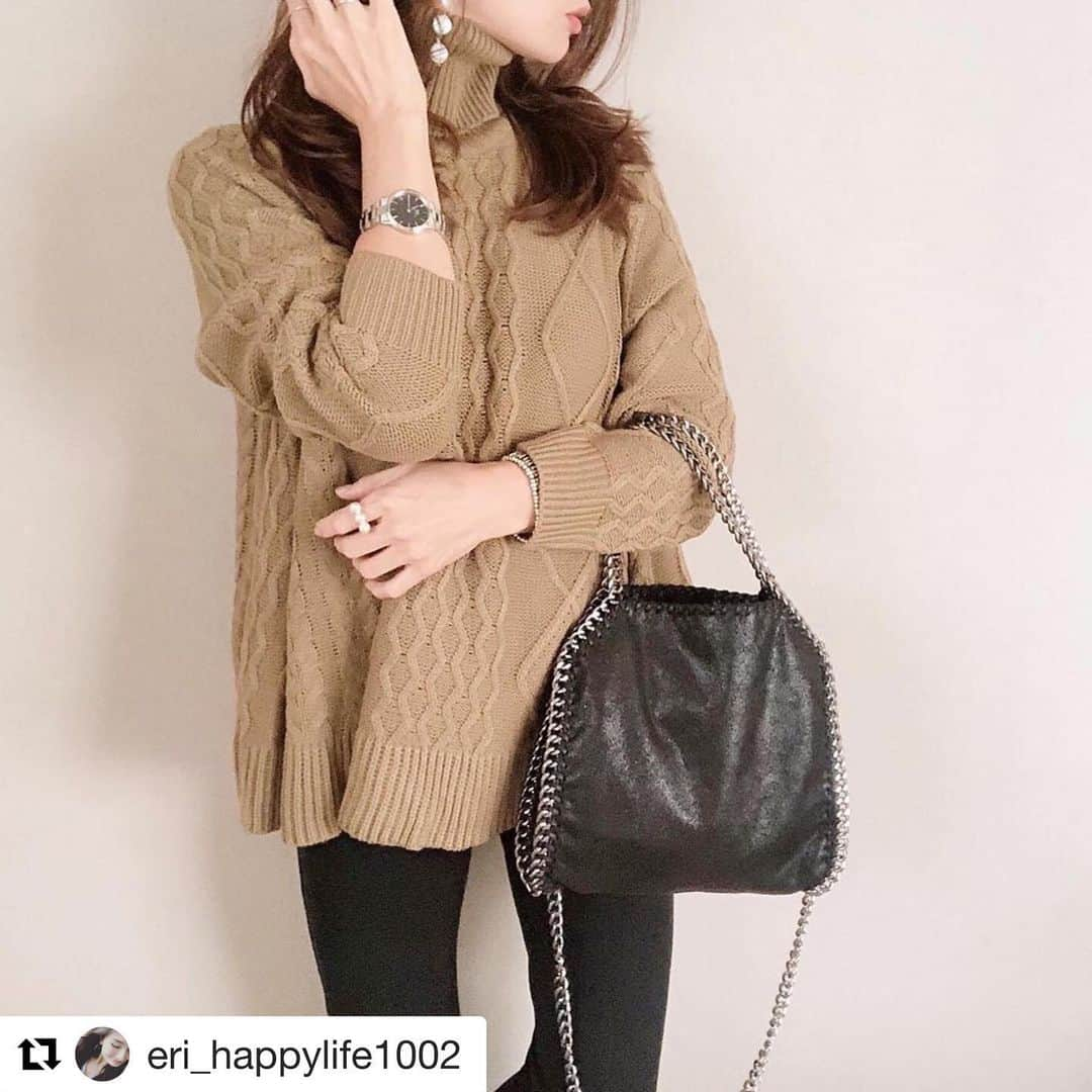 ショップにこにこさんのインスタグラム写真 - (ショップにこにこInstagram)「#Repost @eri_happylife1002 with @get_repost ・・・ おはようございます♡ . . 昨日ふと気付いたんだけど クローゼットの中、 トップスはベージュ、ブラウン、ホワイトだらけ☺︎ . 他の色も着たいと思いつつ安定なカラーばかり選んでしまいます♡ . ニット...#titivate ボトムス...#楽天 時計...#danielwellington  15％OFFクーポンコード：eri2 （12/31まで有効、DW公式直営店舗とオンラインショップにて使用可能） . . @titivatejp の #aラインフレアシルエットケーブルニット . 2枚目▶︎ フレアたっぷりで横からのシルエットも可愛くてお気に入り♡ . . #mamagirl#kiwamezyoshi #r_fashion #fashion #ponte_fashion #kaumo_fashion #beaustagrammer #ootd_kob #mineby3mootd #roofa#4yuuu #ootd #locari#ママコーデ #低身長コーデ #おちびコーデ#お洒落さんと繋がりたい#きれいめカジュアル #ルーファ#楽天お買い物部  #titivatestyle#きれいめコーデ #大人コーデ#大人カジュアル#アラフォーコーデ」12月4日 15時40分 - shopnikoniko