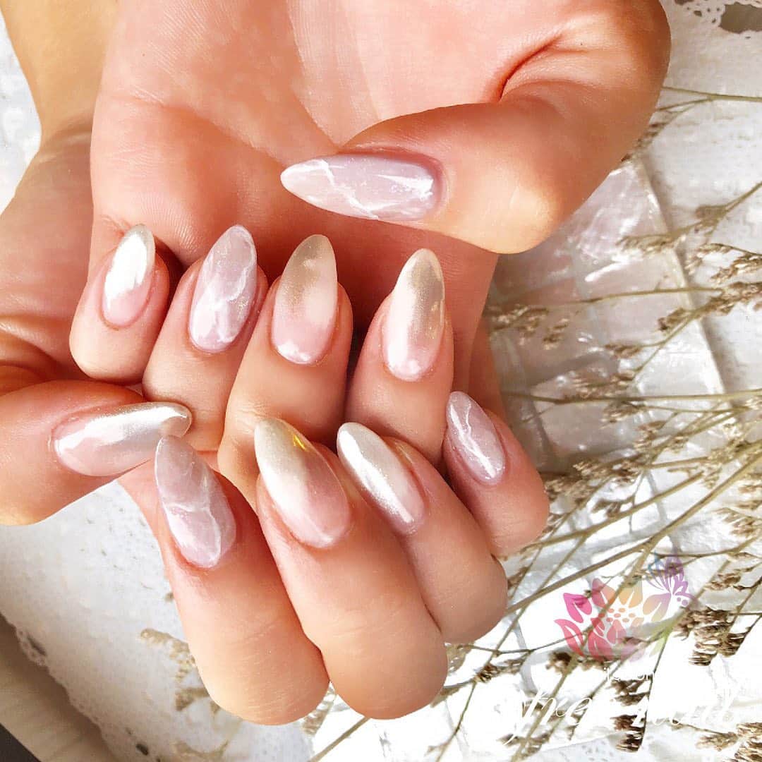 free nail フリーネイルのインスタグラム：「. お客様ネイル💅🏻💠 . 大理石ネイル💎✨ . 冬のレディーネイル⛄️💗 . ご来店ありがとうございました🙇🏻‍♀️🙇🏻‍♀️🙇🏻‍♀️💗 . #ネイルアート #ジェルネイル #ネイルサロン #大阪ネイルサロン #ネイルデザイン #ネイルチェンジ #大理石ネイル #ミラーネイル #グラデーションネイル #ピンクネイル #シルバーネイル #デザインネイル #トレンドネイル #シンプルネイル #上品ネイル #ロングネイル #大人ネイル #冬ネイル #winternails #nailsart #nailsdid #美甲 #日式美甲 #日式美甲胶 #日本美甲师 #日本美甲老师 #美甲上课 #日本胶 #フリーネイル #freenail」