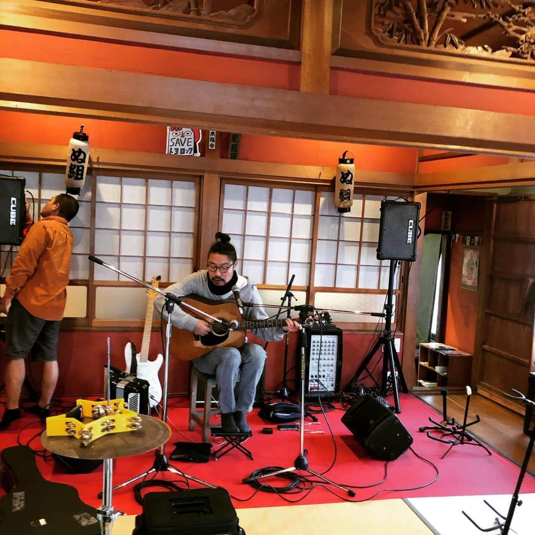 山川のりをのインスタグラム：「今夜は豊田の橋の下舎にてギターパンダライブです。 18時30分/ 19時、投げ銭。共演は良元優作、永山愛樹。お近くの方々会いにきてアイニージュー！」