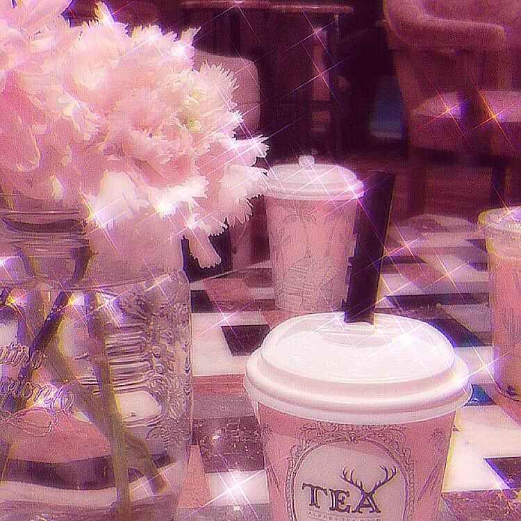 「SNOW」顔認識カメラアプリさんのインスタグラム写真 - (「SNOW」顔認識カメラアプリInstagram)「#tea﻿ ﻿ 📍ALFRED TEA ROOM 青山本店(表参道)﻿ ﻿ ピンクの鹿でお馴染みの、LA発ティーブランド☕️﻿ ２Fはティーサロンになっていて、アンティークっぽい内装が可愛い❤︎﻿ ﻿ この時期おすすめは﻿ ﻿ ボバ ローズミルクティー（HOT）*ICEDもあるよ！﻿ ﻿ 口いっぱいにバラの香りが広がるドリンクは心まで温まる🌹﻿ ﻿ #snowapp#snowcam#snowアプリ#instadaily#tokyocafe#boba#alfredtearoom#pink#アルフレッドティールーム#ピンク#タピオカ#東京カフェ#カフェ巡り#表参道カフェ#青山カフェ#カフェ部#紅茶#ローズ#ミルクティー﻿」12月4日 15時57分 - snow_japan