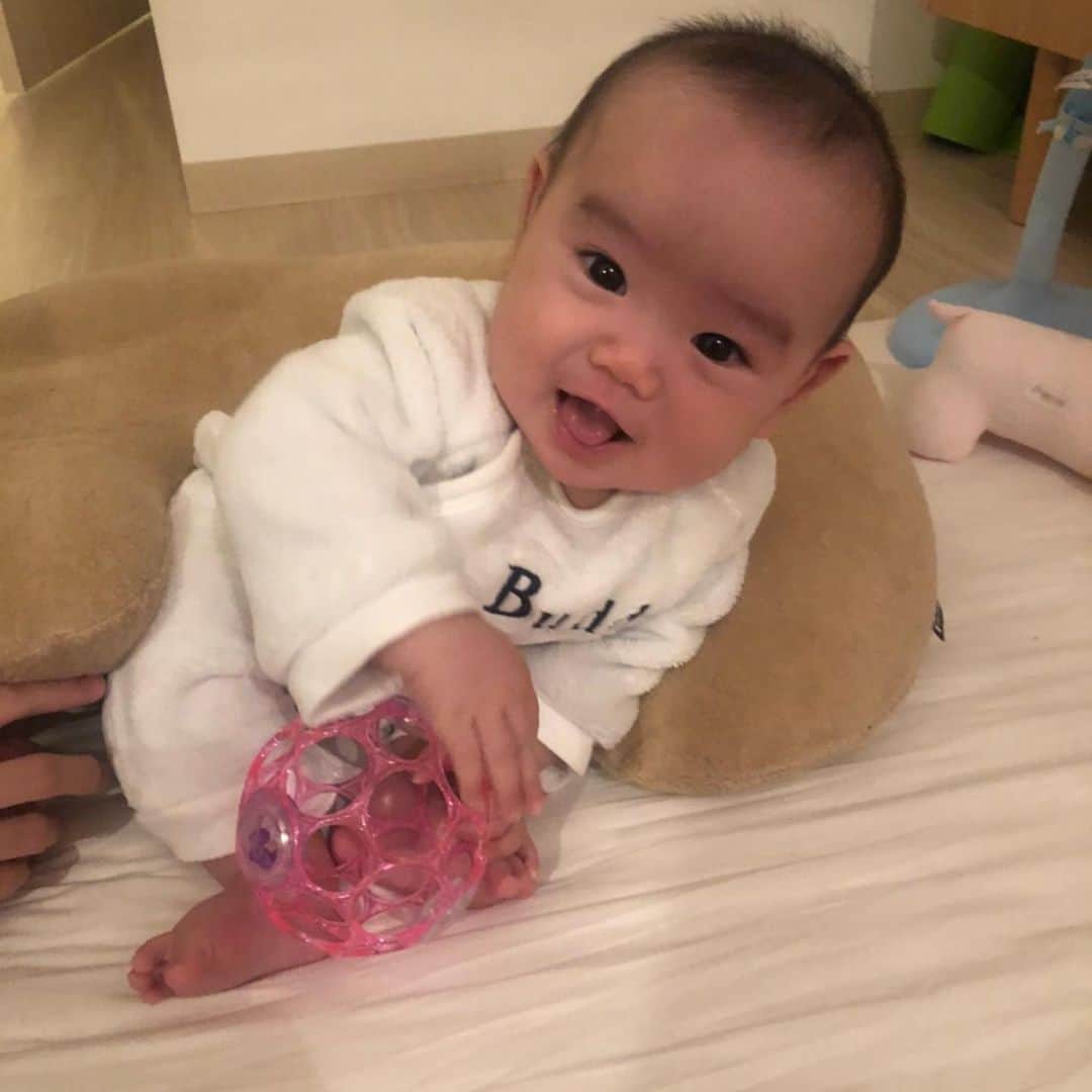 のインスタグラム：「授乳クッションでお座り練習中。 . 2枚目のモンチッチ感たるや‥！ . #🐒 #毎日赤子 #おすわり #まだまだブレる #夫撮影 #育児 #楽しい #がしかしまぁ疲れる #赤ちゃんのいる生活 #すくすく子育て」