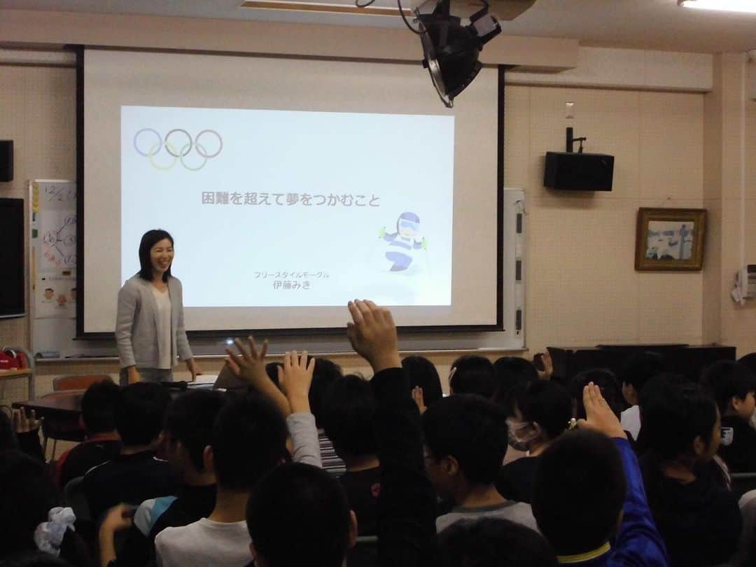 伊藤みきのインスタグラム：「先日、札幌市立稲穂小学校で、オリンピックパラリンピック教室をさせていただきました。  本当に楽しい時間になりました。  真剣に話を聞いてくれて、質問もたくさんしてくれて、これからのみんなの成長が楽しみです。  #sapporo #hokkaido #札幌市　#オリンピックパラリンピック教室」