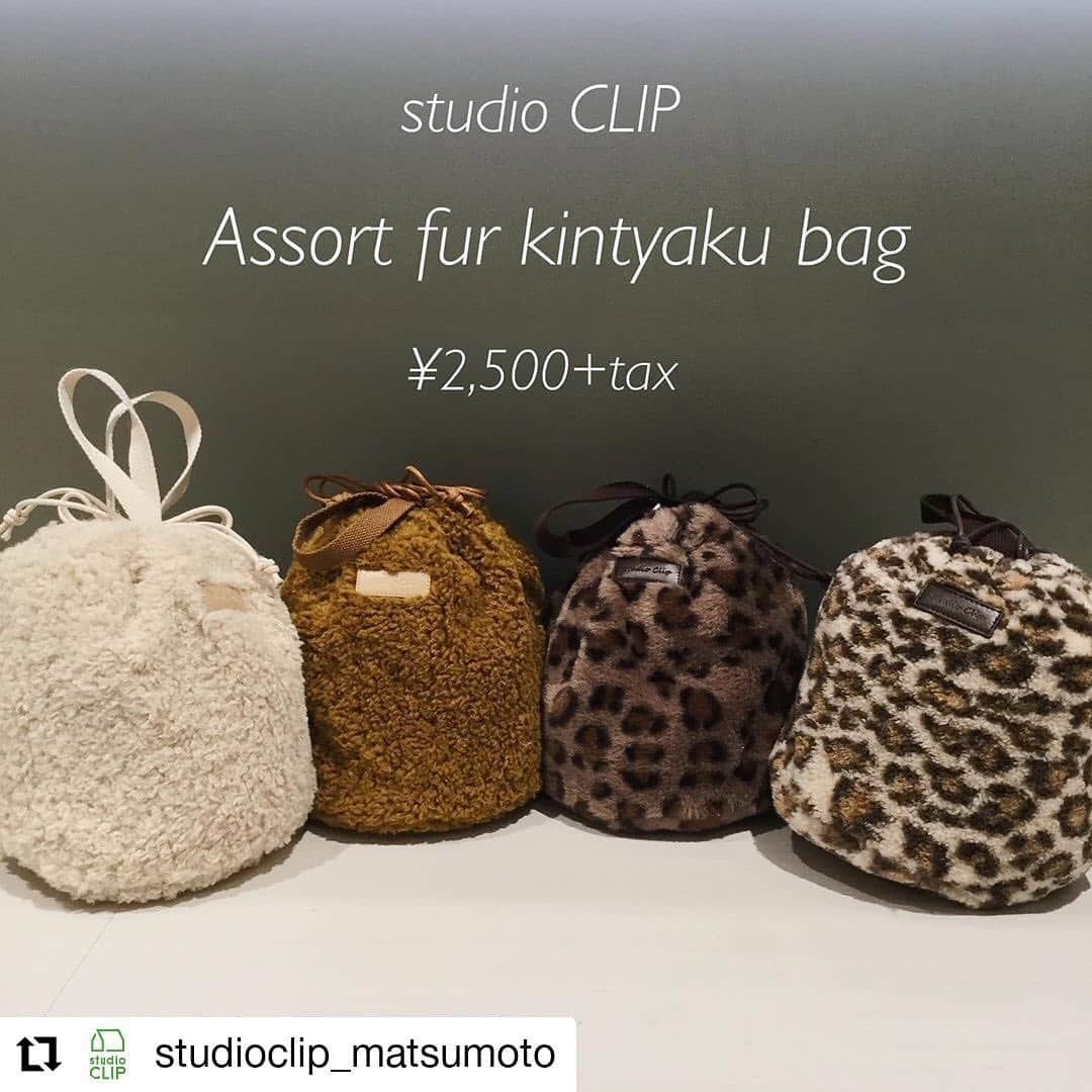 スタディオクリップさんのインスタグラム写真 - (スタディオクリップInstagram)「#Repost @studioclip_matsumoto • • • • • • 【人気のバッグが再入荷しました👜 * 】 ・ ころんとした形と ふわふわのファーやボア素材が可愛い こちらのバッグが再入荷しました🧸🌿 ・ 白色がかなり人気ですぐに 売り切れておりました！ 長ザイフもすっぽり入るサイズ感なので これからのお出かけが多いシーズンに ぴったりです‎⸝⸝⸝˘ࡇ˘⸝⸝⸝♡ ・ (商品情報) アソートファーキンチャクBAG 849675 ¥2,500+tax ・ ・ #studioclip #スタディオクリップ #スタジオクリップ #クリップスタッフ#スタジオじゃないよスタディオだよ #studioclipイオンモール松本店 #イオンモール松本#AW#nagano#matsumoto#code#おしゃれさんと繋がりたい#冬コーデ #コーディネート#followｍe#プレゼント#ギフト#丁寧な暮らし#暮らし#バッグ#ボア#ファーバッグ」12月4日 16時01分 - studioclip