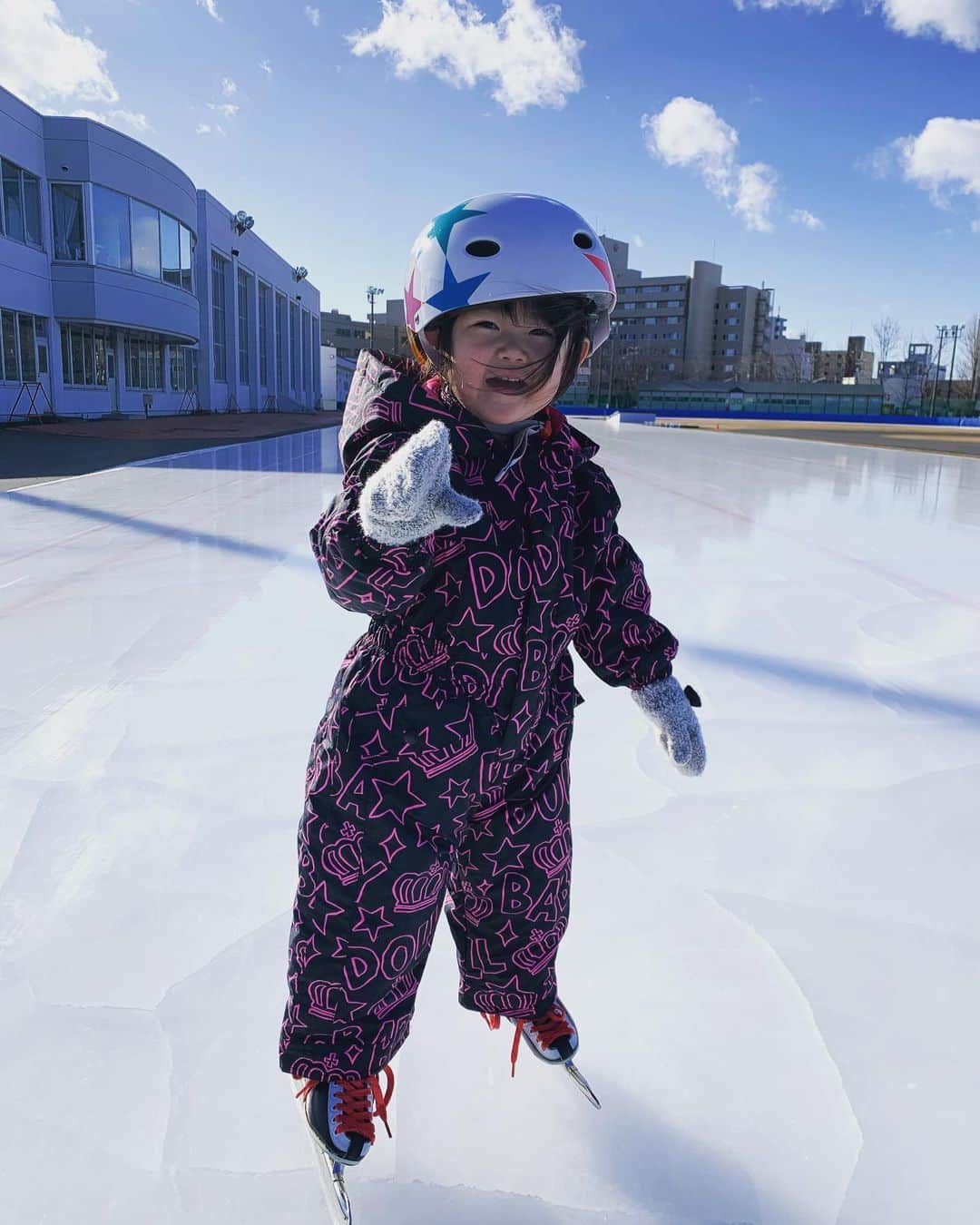 大菅小百合さんのインスタグラム写真 - (大菅小百合Instagram)「初めてのスケート‼️‼️‼️❄️⛸ わが子ながら氷の上に立てた事がスゴイと感激してしまった👏🏻👏🏻👏🏻笑 風が強くて立ってるだけで前に進んでいたけどカメラを気にしてるとこあたり余裕あるよねぇ🤩👍🏻 ・ ・ ・ #柳町スケートリンク #2歳8ヶ月でデビュー #ママより早い #バランスとってる感あるよね #帰省中だからできること #経験だけはさせたかった #それにしても寒い」12月4日 16時05分 - sayuriosuga1027