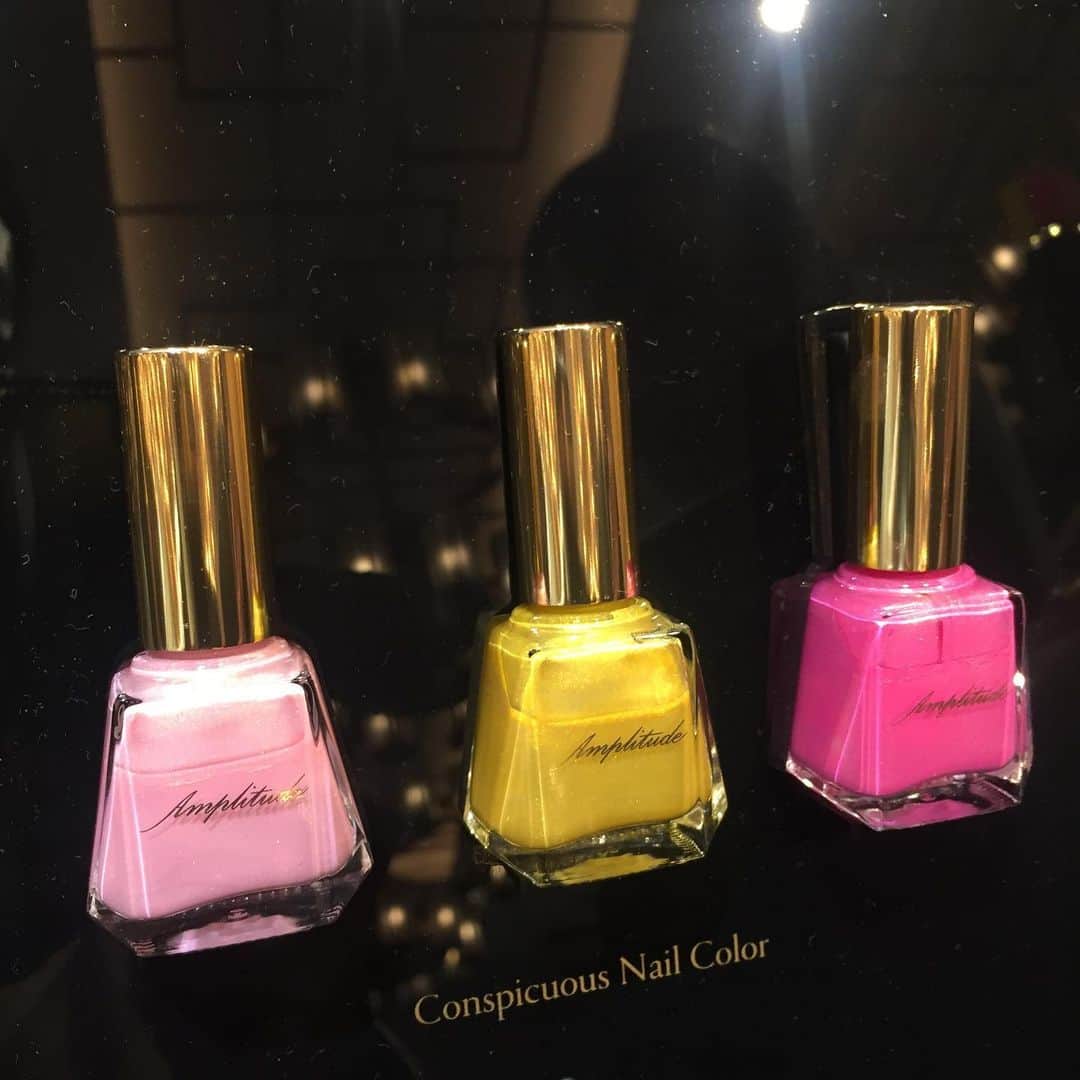 美的 Biteki's official Instagram! さんのインスタグラム写真 - (美的 Biteki's official Instagram! Instagram)「アンプリチュードの2020年春コレクションが登場！﻿ テーマは、“Nudy Spring Colors”﻿ 淡い色とゴールドを重ねることで描き出す、洗練を極めた大人ヌーディなアイテムが勢ぞろいしました✨﻿ ﻿ 〈写真1枚目〉﻿ ヨーロッパの宮殿にインスパイアされた、スモーキーパステル×ゴールドのアイシャドウ👑﻿ 2色を混ぜ合わせ、目のキワからアイホール全体になじませて使用。さらに上からゴールドを重ねると、より華やかな印象に。﻿ ヌーディ スプリング カラー フォーアイズ﻿ 全6色 各￥6,300（税抜）※数量限定﻿ ﻿ 〈写真2枚目〉﻿ リップクリームのような質感なのに、表面はマットに仕上がる新形状のリップ💄﻿ ひと塗りで、濃密かつクリアな発色が実現します。 コンスピキュアス マットリップス﻿ 全7色 各￥4,300（税抜）﻿ ﻿ その他、人気のカラーマスカラやチーク、リップライナー、ネイルカラーの新色もお見逃しなく！﻿ すべて2020年1月22日（水）発売﻿ ﻿ #アンプリチュード #amplitude #美容 #メイク#コスメ #今日のメイク #コスメ好きさんと繋がりたい #メイクアップ #ビューティー #ビューティ #beauty #メイク好きさんと繋がりたい #コスメ紹介 #メイク方法 #美容オタク #美的 #美的com #biteki #bitekicom @amplitudebeauty」12月4日 16時20分 - bitekicom