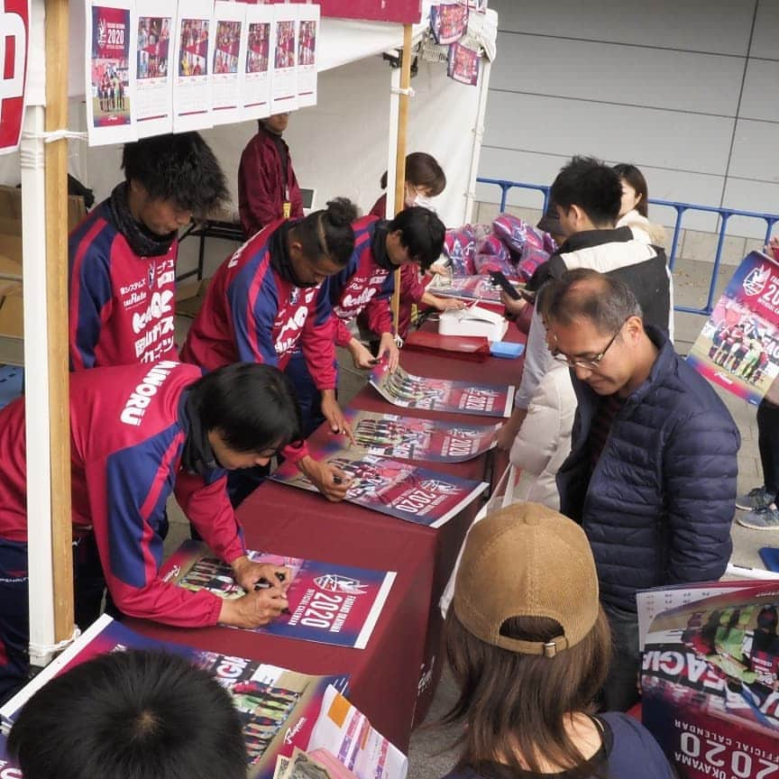 ファジアーノ岡山さんのインスタグラム写真 - (ファジアーノ岡山Instagram)「﻿ 【Throwback 2019ファン感 ①】﻿ ﻿ 選手たちの各場所での﻿様子📸✨﻿﻿ 「サイン会」編😄🎉﻿ ﻿﻿ #ファジアーノ岡山﻿ #fagianookayama﻿ #fagiano #okayama ﻿#🍑 #🍡﻿ #2019 #ファン感謝デー #ファン感﻿ #感謝 #thankyou #ありがとう #thx﻿ #嬉しい #楽しい #大好き﻿ #😆🙌✨ #サイン会﻿ #子どもたちに夢を #🏟」12月4日 16時24分 - fagianookayama