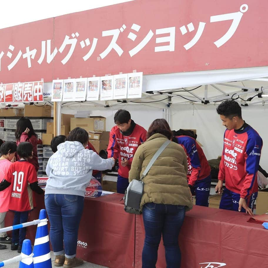 ファジアーノ岡山さんのインスタグラム写真 - (ファジアーノ岡山Instagram)「﻿ 【Throwback 2019ファン感 ①】﻿ ﻿ 選手たちの各場所での﻿様子📸✨﻿﻿ 「サイン会」編😄🎉﻿ ﻿﻿ #ファジアーノ岡山﻿ #fagianookayama﻿ #fagiano #okayama ﻿#🍑 #🍡﻿ #2019 #ファン感謝デー #ファン感﻿ #感謝 #thankyou #ありがとう #thx﻿ #嬉しい #楽しい #大好き﻿ #😆🙌✨ #サイン会﻿ #子どもたちに夢を #🏟」12月4日 16時24分 - fagianookayama