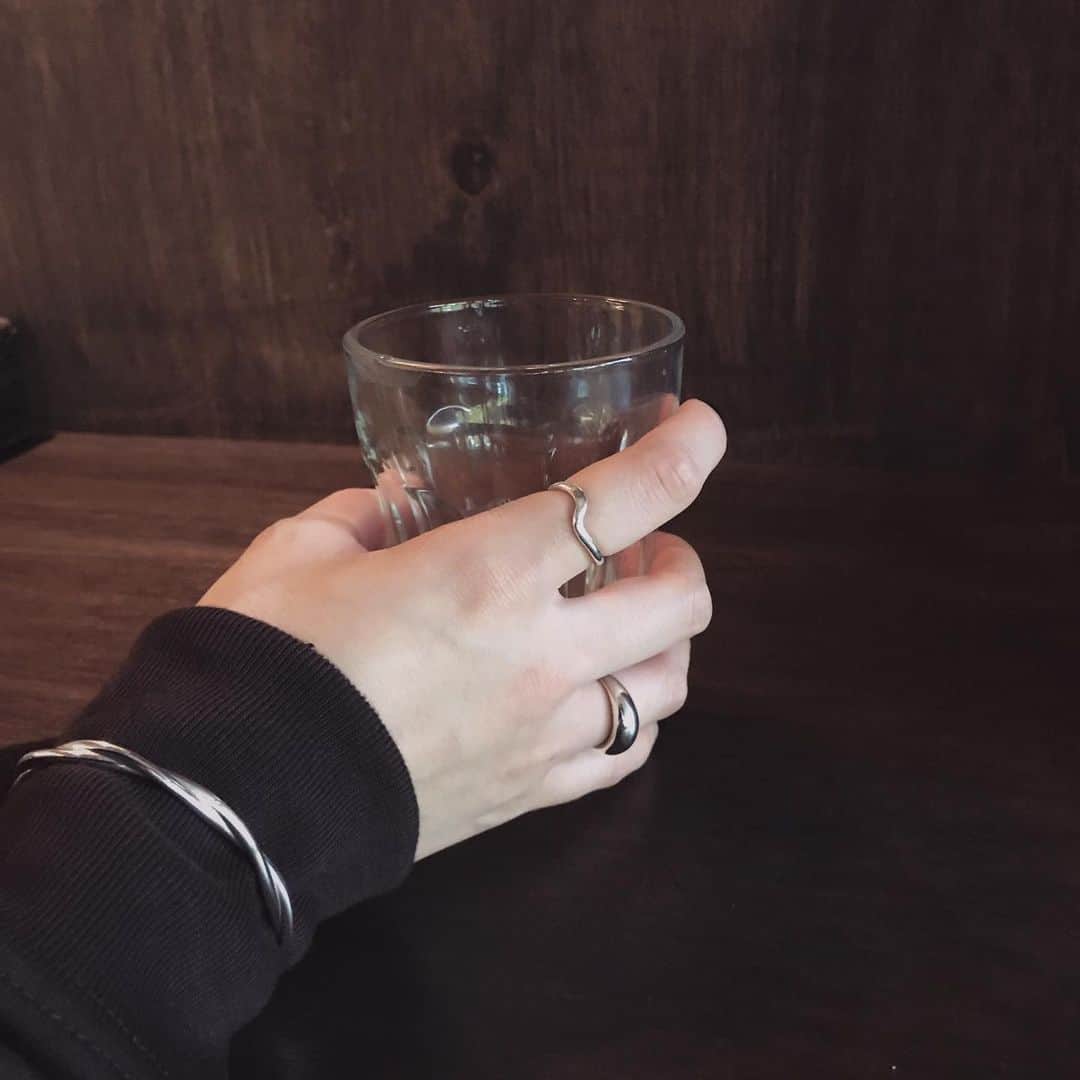 後藤夕貴のインスタグラム：「くすりゆびとばんぐる𓅯 #jouete #指輪 #バングル」