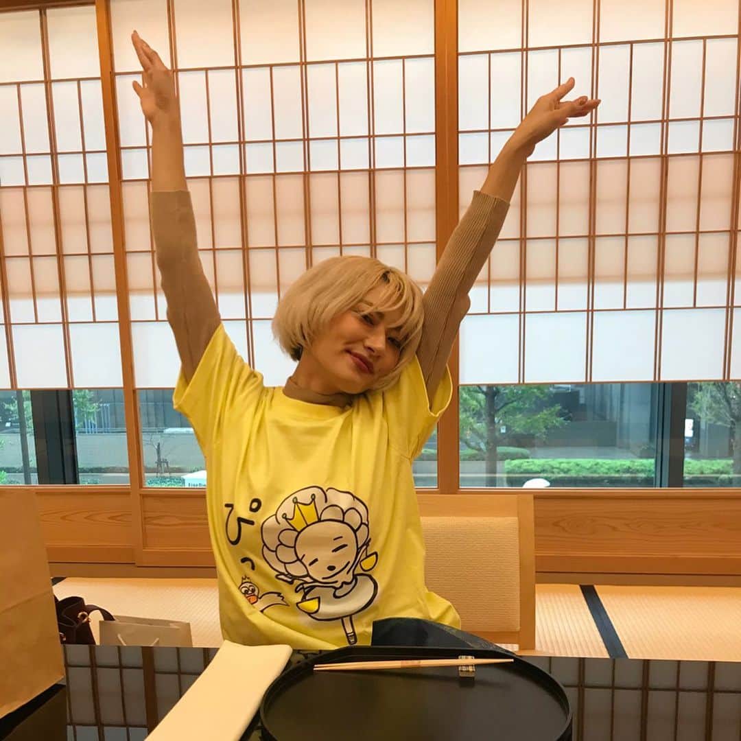 中川友里さんのインスタグラム写真 - (中川友里Instagram)「今年10月に募集したパリコレクラファンの支援をしてくれたかたとのランチ会第1回☺️🌹は まさかの同い年の日本舞踊家さん　@annla_utsugi ちゃんでした🥺❤️日本藝術大学卒の彼女は舞踊家として活動しながらモーションキャプチャーを使った日本舞踊の研究をされていて、中川とは全く真逆の存在であってとても魅力的で惹かれるものがありました🥺☺️💕 お母さんもファンでいてくれるらしく、あんらちゃんママ @kikokhabully が描いてくれたゆるキャラ　#カブリー Tシャツもいただきました☺️☺️🌹 気を遣っていただいて中川の故郷金沢の　#浅田屋　さんのお店をおさえてくれていて🥺❤️どこまで良い子なの🥺🥺💕久しぶりに食べた治部煮☺️沁みた〜 浅田屋さんの入ってる大手町のビルの下には　日本藝術大学のラボもあって案内してもらいました🥺🥺💕いやー楽しかった！出会いを大事にしたい中川はあんらちゃん大好きになりました🥺🌹❤️また会おうね☺️☺️😌💕 #九谷焼　#DJの湯呑みかわいい」12月4日 16時32分 - darayunya