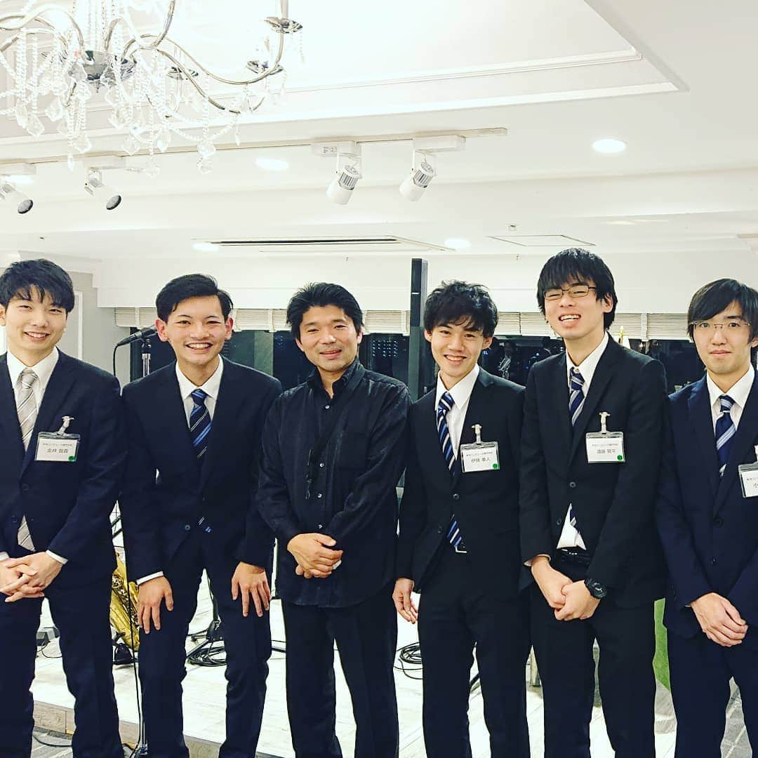 NCC新潟コンピュータ専門学校さんのインスタグラム写真 - (NCC新潟コンピュータ専門学校Instagram)「「メタルギアシリーズ」などのゲーム音楽で世界的に有名な作曲家、日比野則彦氏のトークショー&ミニコンサートに行って来ました。特にソプラノ歌手の奥様との共演ライブが素晴らしかったです🎵 最後に大ファンの学生と記念撮影してもらえました💕 🎷🎵 #日比野則彦 #メタルギア #ゲーム #ゲームクリエイター #作曲家 #音楽プロデューサー #サックス奏者 #トークショー #ミニコンサート #記念撮影 #新潟コンピュータ専門学校 #nsgカレッジリーグ」12月4日 16時36分 - ncc_niigata