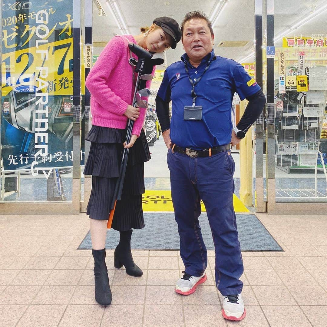 美舞さんのインスタグラム写真 - (美舞Instagram)「. . 高い買い物をする時は、 最終的に 人 で決める派の私 😧！ 写真に写るこの方との出会いで、 ゴルフクラブ変える事を決意 。 #変える気あってお店行ってない 。笑 ちょっとサボったゴルフですが、 一年以内に100切り ✂︎とゆう目標を 達成すべく、頑張ります❣️ . #ゴルフ #寒いよ #うぅ #辛い #でも100切りたい #まだまだ #諦めそう #けど #切りたい #切りたいけど切れない #ゴルフ女子 #ゼクシオ #ping #アイアンセット #パター #ゴルフセットが可愛げ無くなった #可愛げ欲しい #男前ゴルフ #可愛さより結果 #頑張る #応援して #あー永遠にハッシュタグつけれる #意味ない #ハッシュタグ」12月4日 16時37分 - mibuki__.39