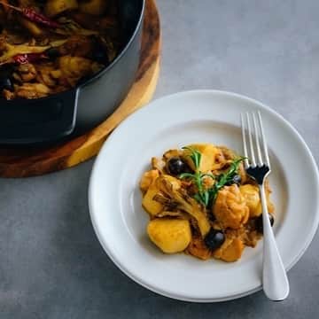 ヤマサ醤油株式会社さんのインスタグラム写真 - (ヤマサ醤油株式会社Instagram)「「鶏肉と里芋の狩人風煮込み」 https://recipe.yamasa.com/recipes/3583 イタリアでは「カチャトーラ」、フランスでは「シャスール」と呼ばれる鶏肉ときのこなどを使って”狩人風”に仕立てる調理法があります。今回は鶏肉と里芋とまいたけを使い、「ヤマサ 鮮度生活絹しょうゆ」で味付けした和DEミックス”狩人風煮込み”です。年末年始のホームパーティーなどにいかがでしょうか？ #鶏肉#里芋#和DEミックス#絹しょうゆ#ヤマサ#レシピ#おうちごはん#手作り＃#ハッピーレシピ部#yamasa#recipe#jp#yummy#instafood#instadaily#instagood#photooftheday#instapic#f4f#soysauce#Eeeeeats#FoodPhotography#Delish#happyrecipe」12月4日 16時52分 - yamasa_soy_sauce