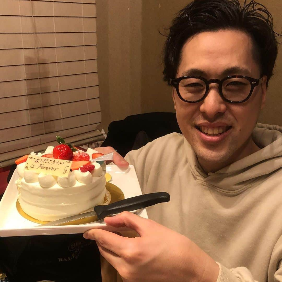 たかのりさんのインスタグラム写真 - (たかのりInstagram)「先日の吉田たちこうへいさんの誕生日会、終始マユリカ阪本くんが妙でした。写真の阪本くんの写真のポーズを見て貰ったらお分かり頂けると思います。 そして会が始まって３０分でケーキを出そうとしてヒガシ逢ウサカ今井くんに怒られていました。 阪本くん、服装はこの秋一番のコーディネートだそうです。 以上、誕生日会でした。」12月4日 16時45分 - takanoritribe