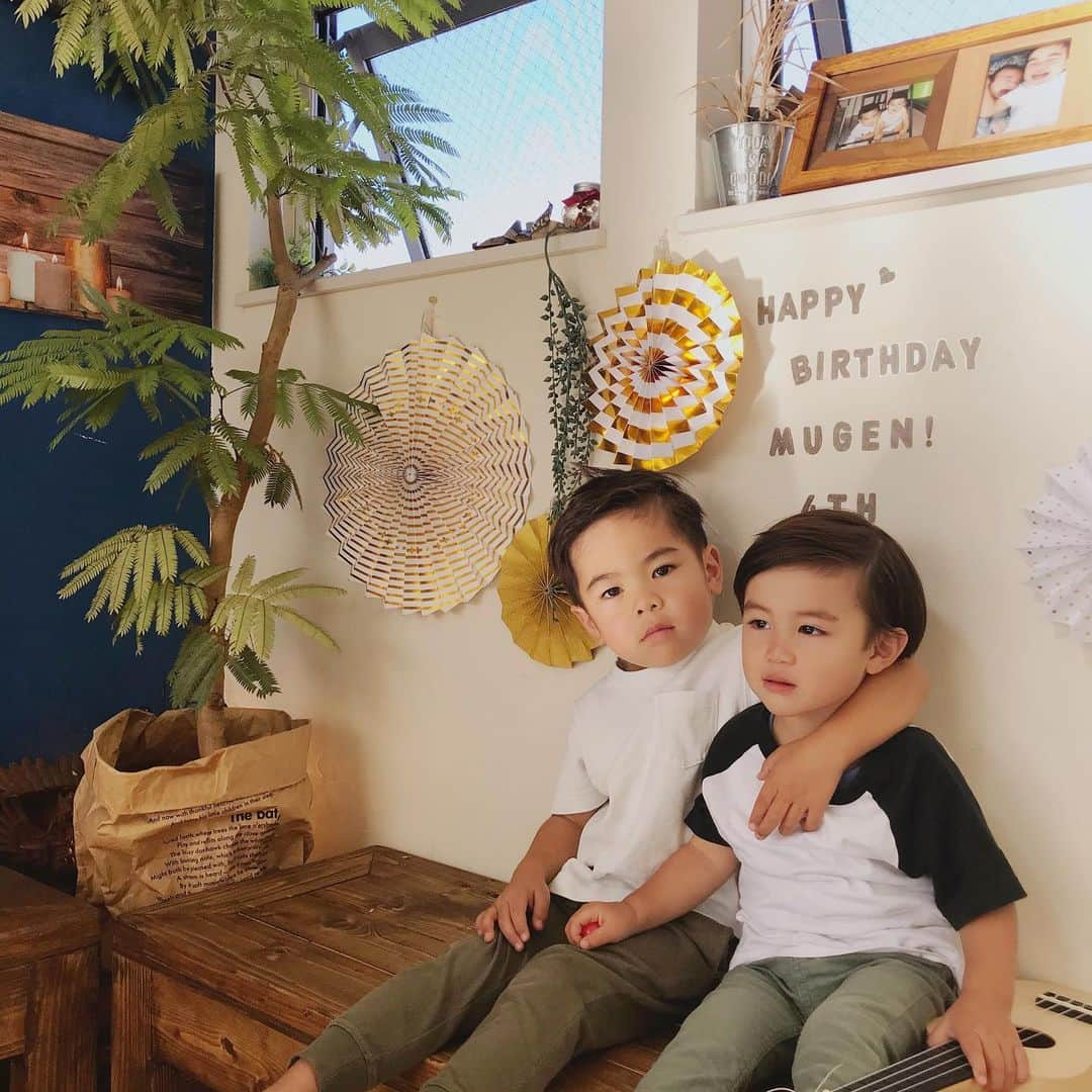 齋藤美波さんのインスタグラム写真 - (齋藤美波Instagram)「🎂🎉♥️ Happy Birthday MUGEN👦🏻 ・ 4歳になりました♥️ もうすっかりお顔がお兄ちゃん。 ・ ムゲンを0歳から知ってる人は わかると思うけど 3〜4歳のこの1年でみんなが びっくりするくらいの 成長を見せてくれたよ💓 ・ 繊細でShy Boyで頑固だし 素直じゃないし相変わらず 変わり者の個性満点だけど 一丁前にお兄ちゃん面するし 弟とママに対してすごく優しくて 心配症なムゲンがママは大好きよ♥️ パパには厳しいけど 笑 ・ ママがいるとこじゃ まだまだ甘ったれな男の子だけど ママがいない所じゃ しっかり周りを見て動ける子らしく ママは安心してます😊 ・ あれだけママから離れず他人が 一切ダメだったムゲンも この1年でママが居なくても 他人に話しかけられても泣くことはなく 自分から話しかけるくらい 丈夫になりました！笑 しっかりお話も理解出来る子だし これからのムゲンがまた楽しみだ❤️ ・ これからもありのままの ムゲンでいてね♥️ ・ 今年も当日は家族揃ったら お祝いするよ〜🎂♥️ 誕プレなんだろうね〜😆😆😆 ・ ・ #4歳#お誕生日#長男 #成長#育児#子育て#個性#男の子#息子#男の子兄弟#しっかり者#大事な子供たち #happybirthday#4th#birthdayboy#son#brother#family#cute#love#20191204」12月4日 16時50分 - saito373minami