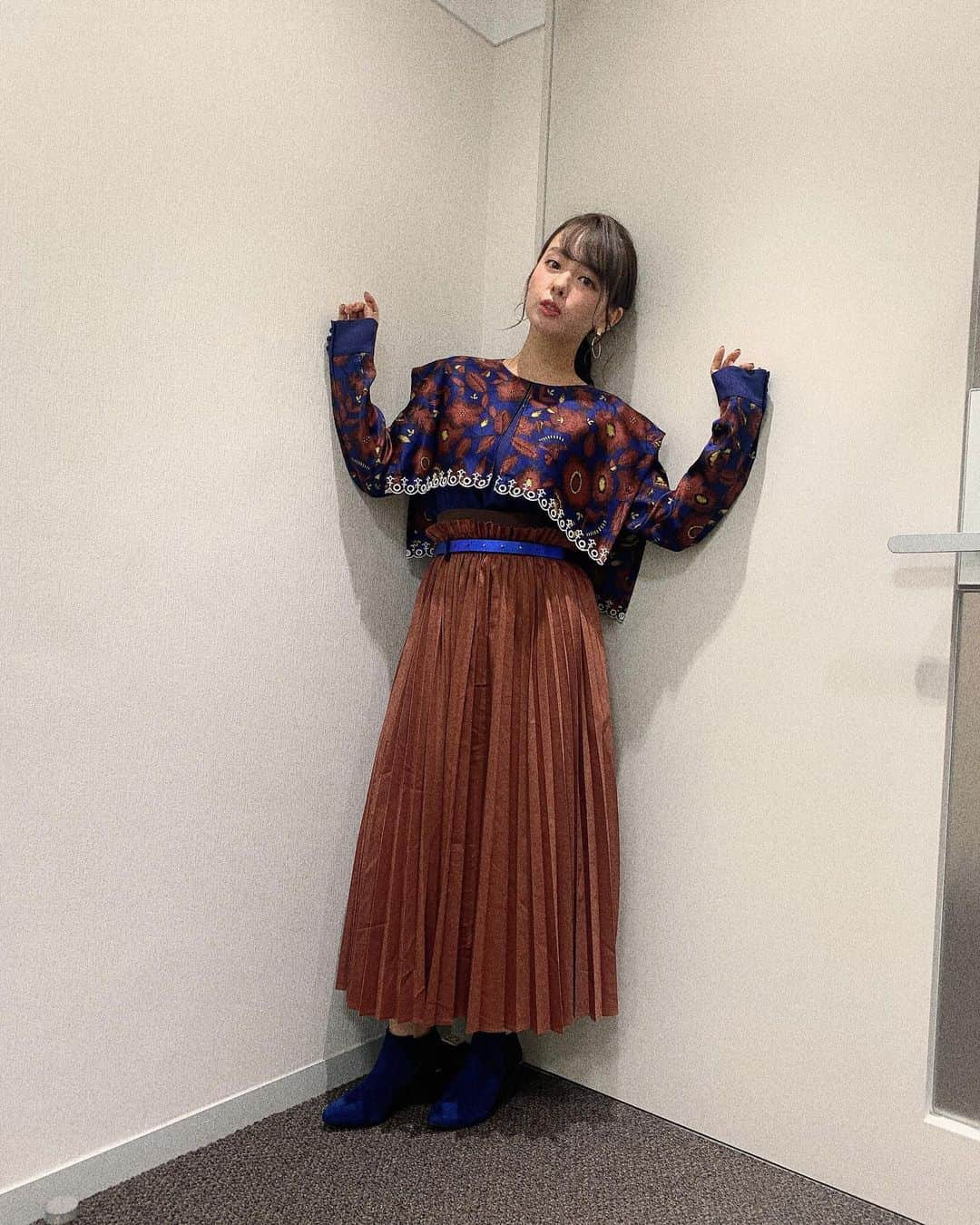 山田菜々さんのインスタグラム写真 - (山田菜々Instagram)「みんな外で2時間とかの暇な時間できたら﻿ カフェとかごはん以外にどこ行くの？😂﻿ ﻿ 夕方だと公園とか寒いしでも喉乾いてるわけでもないし﻿ 絶妙に時間つぶすとき最近よく困る🤦🏻‍♀️なにしよ。﻿ ﻿ みんなどうしてるのおおお〜。﻿ ﻿ そしてこの衣装お気に入りだった🤭﻿ 肩のラインが好き☺️♡」12月4日 16時57分 - tannana.yamada