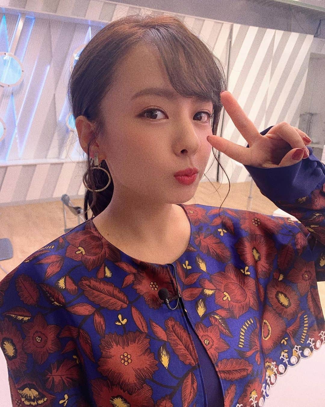 山田菜々さんのインスタグラム写真 - (山田菜々Instagram)「みんな外で2時間とかの暇な時間できたら﻿ カフェとかごはん以外にどこ行くの？😂﻿ ﻿ 夕方だと公園とか寒いしでも喉乾いてるわけでもないし﻿ 絶妙に時間つぶすとき最近よく困る🤦🏻‍♀️なにしよ。﻿ ﻿ みんなどうしてるのおおお〜。﻿ ﻿ そしてこの衣装お気に入りだった🤭﻿ 肩のラインが好き☺️♡」12月4日 16時57分 - tannana.yamada