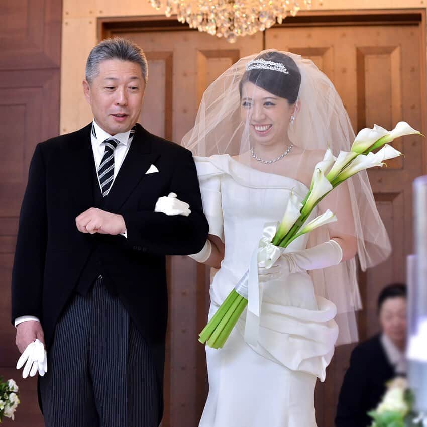 ホテルモントレウェディング【公式】 のインスタグラム：「♥ #montereyweddingstories2019 ￣￣￣￣￣￣￣￣￣￣￣￣￣￣￣￣ ＊＊＊4p／30p＊＊＊ . 挙式のリハーサルは、なんだか照れくさくて あんまり父の顔を見ることが出来ず… . 既に入籍はしているけど、 改めて親元を離れるんだなと実感。 . @montereyweddingをフォローして 『 #モントレ花嫁 』『 #ホテルモントレ』の タグをつけて投稿してくださいね＊*. . ◆ホテルモントレ公式HPはこちら* https://www.monterey-wedding.jp . #モントレ #モントレ花婿 #プレ花嫁 #卒花 #marry花嫁 #dressy花嫁 #farnyレポ #プラコレ ﻿#maricuru #dressy花嫁 #日本中のプレ花嫁さんと繋がりたい #ウエディングニュース #flower #ウェディングドレス #dress #結婚式 #披露宴 #結婚式場 #2019年秋婚 #2019年冬婚 #2020年春婚 #2020年夏婚」