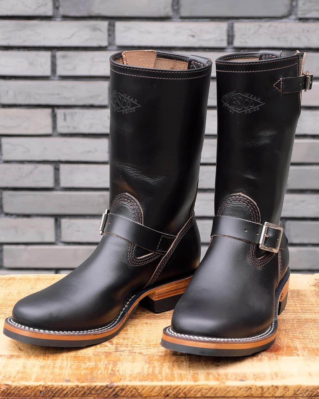 ウェスコさんのインスタグラム写真 - (ウェスコInstagram)「. 【MISTER LOU 7600 -Black Horsehide-】 ウエスコ社が手がけるビンテージモデル"MISTER LOU 7600”（期間限定）がストックモデルに追加されました。レザーはアメリカホーウィン社のホースハイドを使用。通常よりスリムなシャフトやナロー・トウのスッキリしたつま先の形状、トリプルステッチやビンテージの刻印、オリジナルで用意されたバックルやアウトソールなど、既存モデルとは異なるディテールが数多く採用された特別なモデルです。 詳しくはWESCO JAPAN各店または全国のウエスコ正規代理店までお問い合わせ下さい。 . MISTER LOU 7600 ・Black Horsehide Leather ・10" Height ・Slimmer Leg Cut (Legs 1" Smaller) ・Solid Nickel Roller Buckles ・Vintage Triple Stitching on Uppers ・Narrow Last ・Dr.Sole Black Half Outsole&Heel ・Waxed Edges . ※納期は、約１ヶ月のお時間をいただいております。 ※期間限定商品のため、予告無しで終了する場合があります。ご了承ください。 . #wesco #7600 #misterlou #HorsehideLeather #LimitedModel #wesco #wescoboots #since1918 #oregon #scappoose #madeinusa🇺🇸 #wescojapan #wescoebisu #wescosetagaya #wescokanazawa」12月4日 17時03分 - wesco_japan